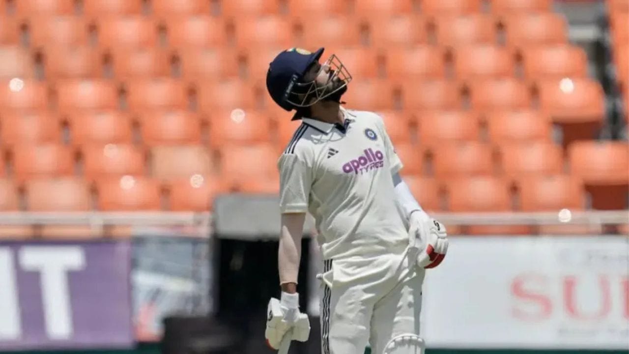 ఆ 170 పరుగులు.. చరిత్రలో కొత్త పేజీ: అంతర్జాతీయ క్రికెట్లో పరుగులు సాధించడం ఎంత కష్టమో మనందరికీ తెలుసు. అయితే, ఒక్క బంతి కూడా బౌలింగ్ చేయకుండా 10 వేల పరుగుల మార్కును అందుకోవడం సామాన్యమైన విషయం కాదు. శ్రీలంకతో ఆగస్టు 15న ప్రారంభం కానున్న రెండు మ్యాచ్ల టెస్ట్ సిరీస్లో రాహుల్ ఈ ఘనతను సాధించే అవకాశం ఉంది.
