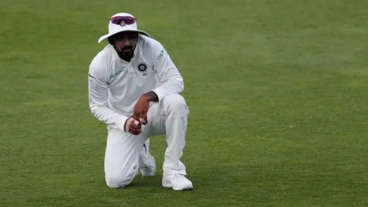 KL Rahul Record: శ్రీలంకతో జరగబోయే టెస్ట్ సిరీస్లో కేఎల్ రాహుల్ ఒక అద్భుతమైన మైలురాయిని చేరుకోనున్నాడు. కేవలం 170 పరుగులు చేస్తే చాలు, భారత క్రికెట్ చరిత్రలో ఎవరికీ సాధ్యంకాని అరుదైన రికార్డును సొంతం చేసుకుంటాడు. ఆ రికార్డు ఏమిటి? సచిన్, కోహ్లీ లాంటి దిగ్గజాలు కూడా ఎందుకు సాధించలేకపోయారు?