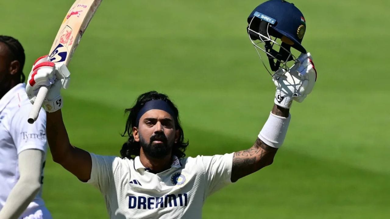 కానీ, రాహుల్ అలా కాదు. వికెట్ కీపర్-బ్యాట్స్మెన్గా తన పాత్రకే పరిమితమయ్యాడు. బౌలింగ్ చేయకుండానే, కేవలం బ్యాట్తోనే ఇంత భారీ స్కోరు సాధించడం నిజంగా అసాధారణం. బౌలింగ్ చేయకుండా అత్యధిక పరుగులు చేసిన భారతీయ ఆటగాళ్ల జాబితాలో రాహుల్ ఇప్పటికే అగ్రస్థానంలో ఉన్నాడు. అజింక్య రహానే, రిషబ్ పంత్ల సరసన..: బౌలింగ్ చేయకుండా భారత్ తరపున అత్యధిక పరుగులు చేసిన ఆటగాళ్లలో అజింక్య రహానే (8,414 పరుగులు), రిషబ్ పంత్ (5,637 పరుగులు) తర్వాత రాహుల్ (9,830) ఉన్నాడు. ఇప్పుడు రాహుల్ 10 వేల మైలురాయిని దాటితే, ఈ జాబితాలో సరికొత్త చరిత్ర సృష్టించినవాడవుతాడు.