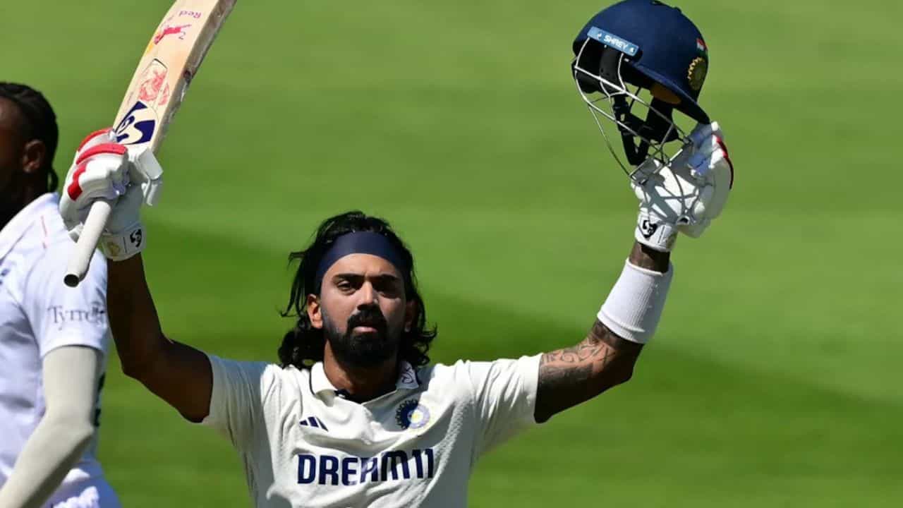కానీ, రాహుల్ అలా కాదు. వికెట్ కీపర్-బ్యాట్స్మెన్గా తన పాత్రకే పరిమితమయ్యాడు. బౌలింగ్ చేయకుండానే, కేవలం బ్యాట్తోనే ఇంత భారీ స్కోరు సాధించడం నిజంగా అసాధారణం. బౌలింగ్ చేయకుండా అత్యధిక పరుగులు చేసిన భారతీయ ఆటగాళ్ల జాబితాలో రాహుల్ ఇప్పటికే అగ్రస్థానంలో ఉన్నాడు. అజింక్య రహానే, రిషబ్ పంత్ల సరసన..: బౌలింగ్ చేయకుండా భారత్ తరపున అత్యధిక పరుగులు చేసిన ఆటగాళ్లలో అజింక్య రహానే (8,414 పరుగులు), రిషబ్ పంత్ (5,637 పరుగులు) తర్వాత రాహుల్ (9,830) ఉన్నాడు. ఇప్పుడు రాహుల్ 10 వేల మైలురాయిని దాటితే, ఈ జాబితాలో సరికొత్త చరిత్ర సృష్టించినవాడవుతాడు.