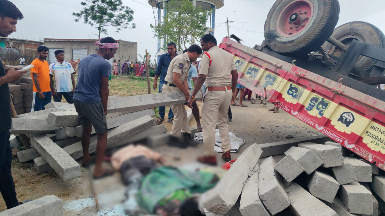 తీవ్ర విషాదం.. సిమెంట్ స్తంభాల కింద చితికిన కూలీల బతుకులు!