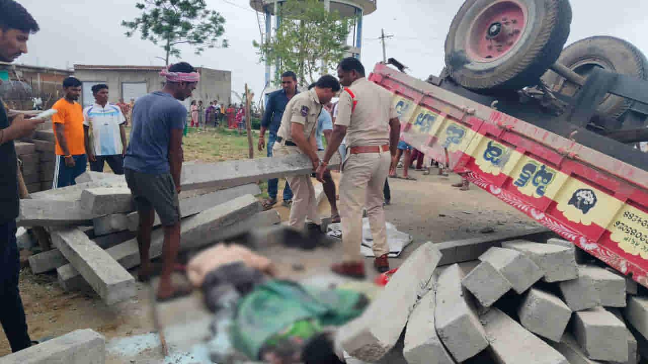 తీవ్ర విషాదం.. సిమెంట్ స్తంభాల కింద చితికిన కూలీల బతుకులు!