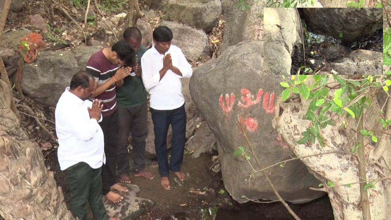 కొండగట్టులో మహాద్బుతం.. బండ నుంచి ఉబికి వస్తున్న నీరు! రోగాలను నయం చేసే గుణం ఉందంటూ..