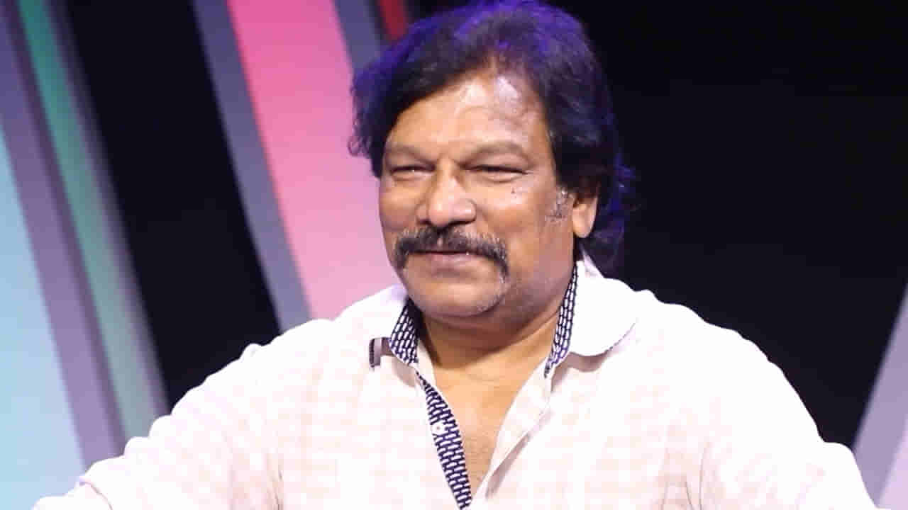 Krishna Vamsi: ఆకలితో ఫుట్ పాత్ మీద నిల్చున్నాను.. పిలిచి అన్నం పెట్టాడు.. ఆ నటుడి రుణం ఎప్పటికీ తీర్చుకోలేనిది.. డైరెక్టర్ కృష్ణవంశీ..
