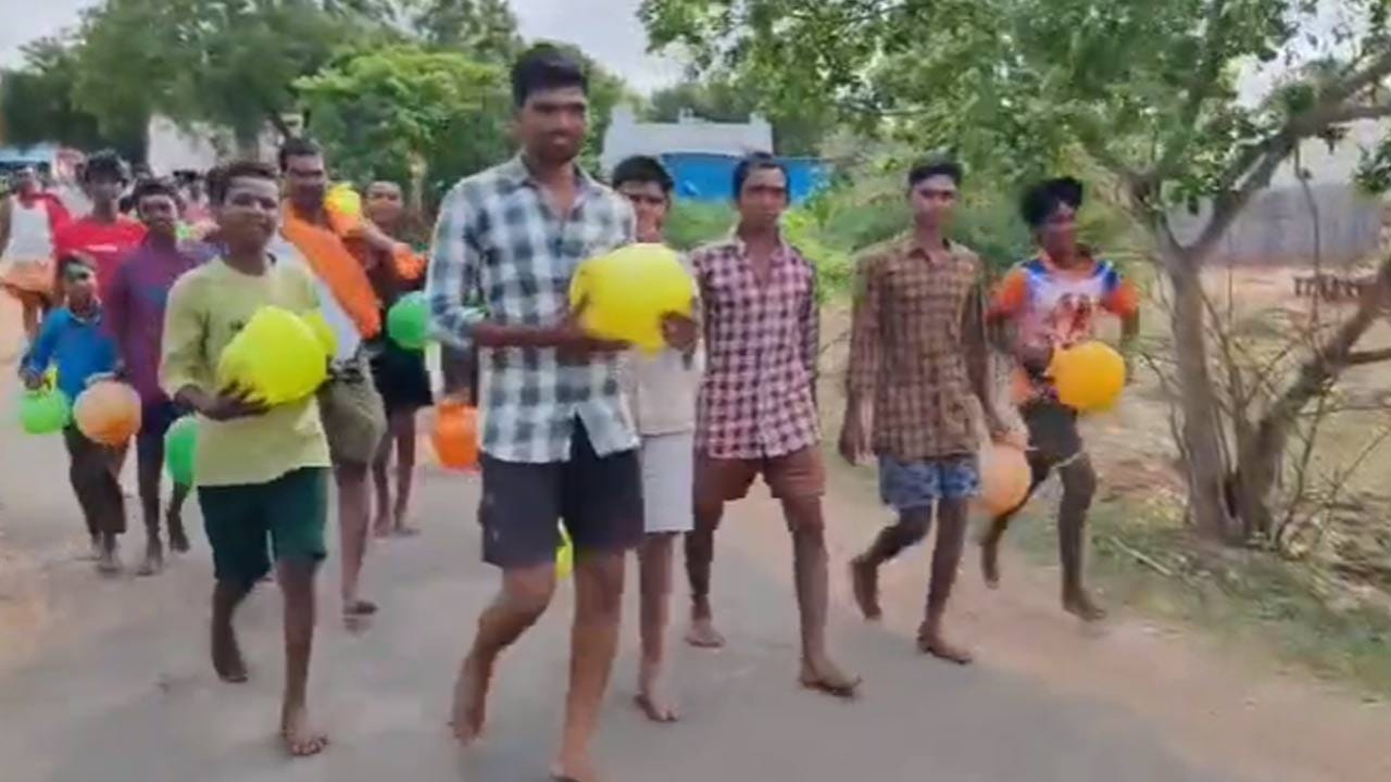 వానల కోసం ఎదురుచూస్తూ రైతన్నలు తల్లడిల్లిపోతున్నారు. వర్షాధారిత పంటలపై ఆధారపడే చాలా మంది రైతులు విత్తనాలు వేసేందుకు సరైన వర్షం కోసం వేచి చూస్తుండగా, ఇప్పటికే వచ్చిన అరకొర వర్షాలకు విత్తనాలు వేసిన కొంతమంది రైతుల పరిస్థితి మరింత దారుణంగా మారింది.