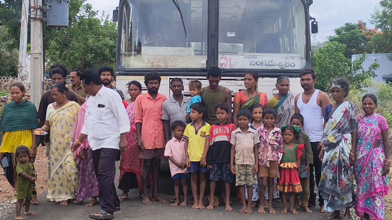 ఎన్నో రోజుల నుంచి వేచి చూస్తున్న ఆ ఊరికి ఒక్కసారిగా బస్సు రావడంతో వాళ్ళ ఆనందానికి అవధులు లేకుండా పోయాయి.
దాదాపు అర్థ శతాబ్దం నుంచి ఆ గ్రామానికి సౌకర్యం లేక విద్య, వైద్యం కోసం వేరే ఊర్లు వెళ్లాల్సి వచ్చేది.