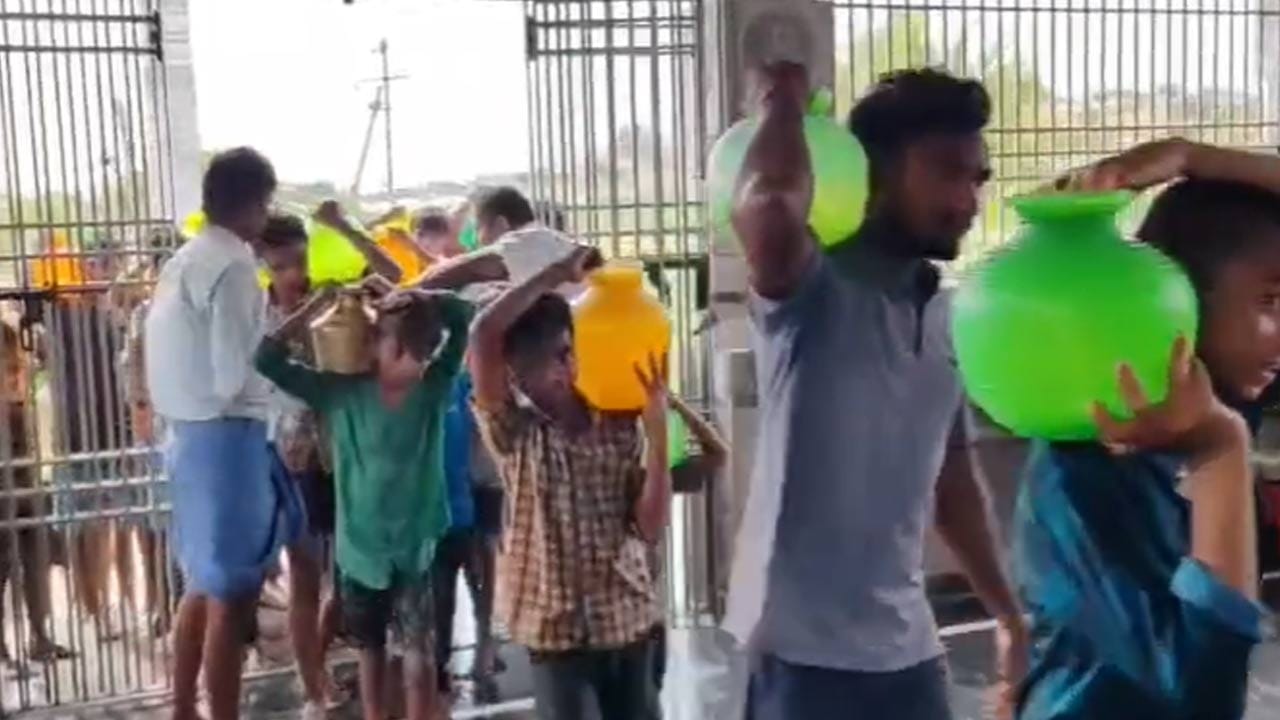 గ్రామ యువకులు, పెద్దలు కలిసి పవిత్రమైన పురాతన బావి నుండి 101 బిందెలతో నీటిని తోడారు. అనంతరం డప్పు వాయిద్యాల నడుమ, 'ఓం నమః శివాయ' నామస్మరణతో గ్రామంలో ఉన్న మొత్తం 18 దేవాలయాలకు ఆ జలాలను తీసుకెళ్లారు. ఆయా ఆలయాల్లోని శివలింగాలకు అత్యంత భక్తిశ్రద్ధలతో జలాభిషేకం నిర్వహించి, త్వరగా వర్షాలు కురిపించాలని కోరుకుంటున్నారు.