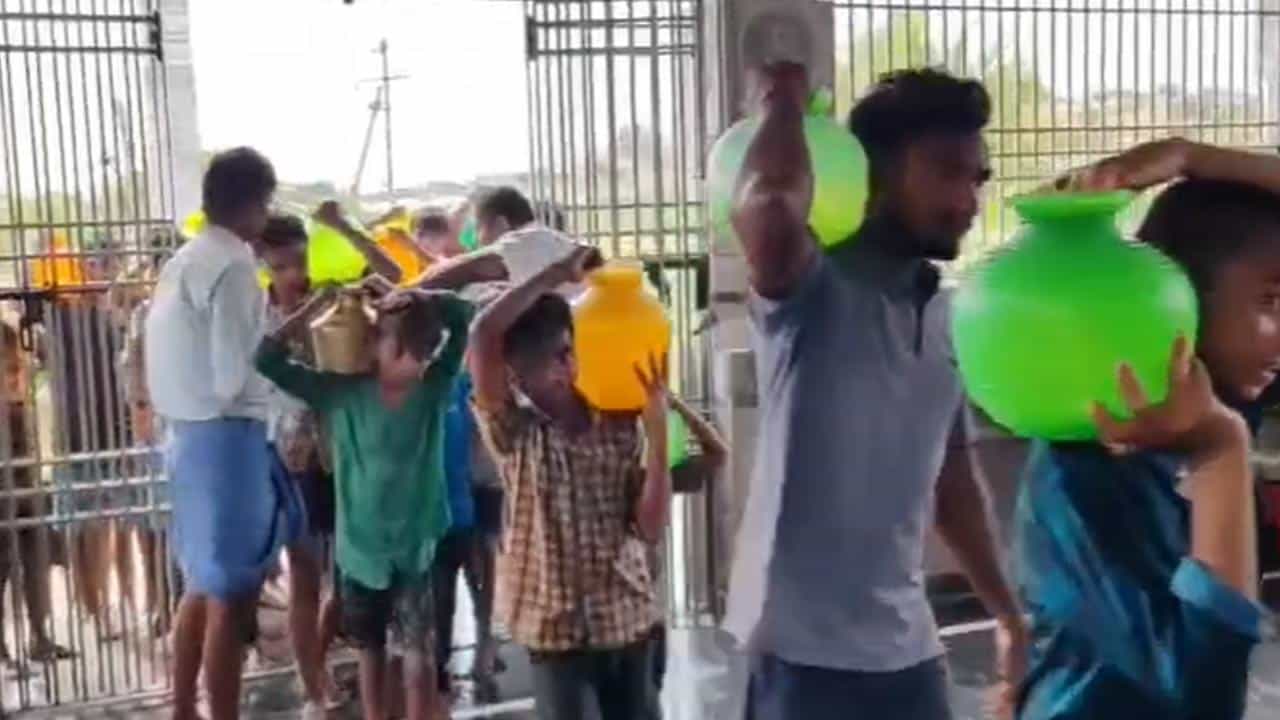  గ్రామ యువకులు, పెద్దలు కలిసి పవిత్రమైన పురాతన బావి నుండి 101 బిందెలతో నీటిని తోడారు. అనంతరం డప్పు వాయిద్యాల నడుమ, 'ఓం నమః శివాయ' నామస్మరణతో గ్రామంలో ఉన్న మొత్తం 18 దేవాలయాలకు ఆ జలాలను తీసుకెళ్లారు. ఆయా ఆలయాల్లోని శివలింగాలకు అత్యంత భక్తిశ్రద్ధలతో జలాభిషేకం నిర్వహించి, త్వరగా వర్షాలు కురిపించాలని కోరుకుంటున్నారు. 