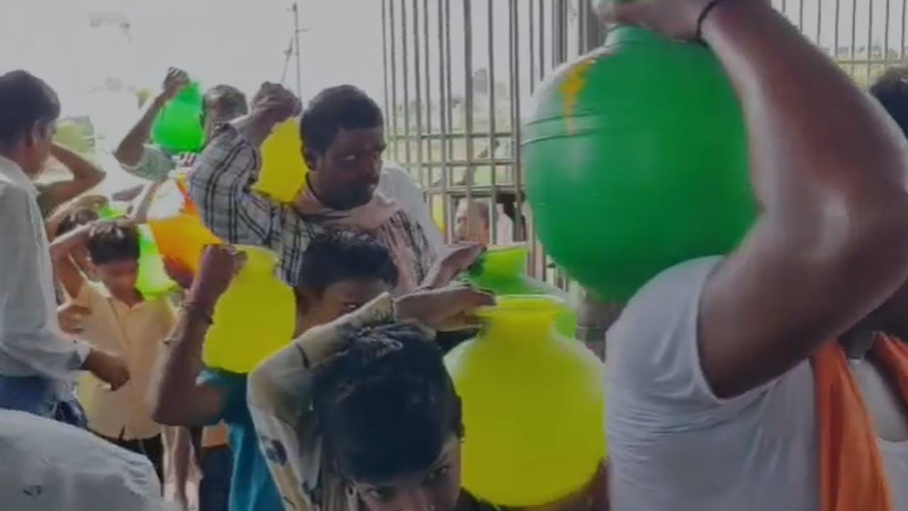ఎండిపోతున్న పంటలను కాపాడాలని రైతులు వరుణ దేవుడిని వేడుకున్నారు. పంటల సాగు కోసం రైతులు పడుతున్న పాట్లు అన్నీ ఇన్నీ కావని, వర్షాలు కురిసి భూమి తడిస్తేనే తమ బతుకులు బాగుపడతాయని ఎర్రకోట వాసులు ఆవేదన వ్యక్తం చేస్తున్నారు.