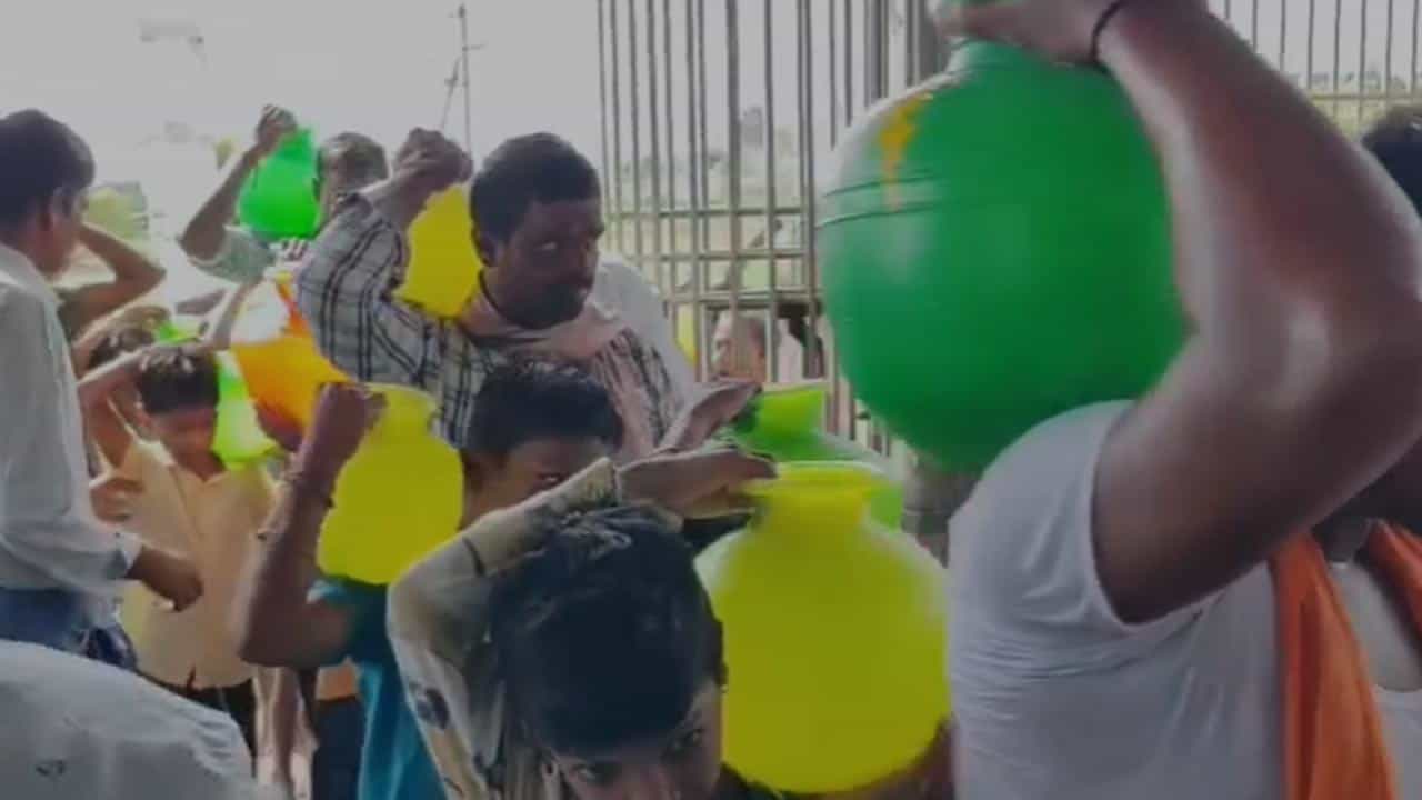 ఎండిపోతున్న పంటలను కాపాడాలని రైతులు వరుణ దేవుడిని  వేడుకున్నారు. పంటల సాగు కోసం రైతులు పడుతున్న పాట్లు అన్నీ ఇన్నీ కావని, వర్షాలు కురిసి భూమి తడిస్తేనే తమ బతుకులు బాగుపడతాయని ఎర్రకోట వాసులు ఆవేదన వ్యక్తం చేస్తున్నారు.


