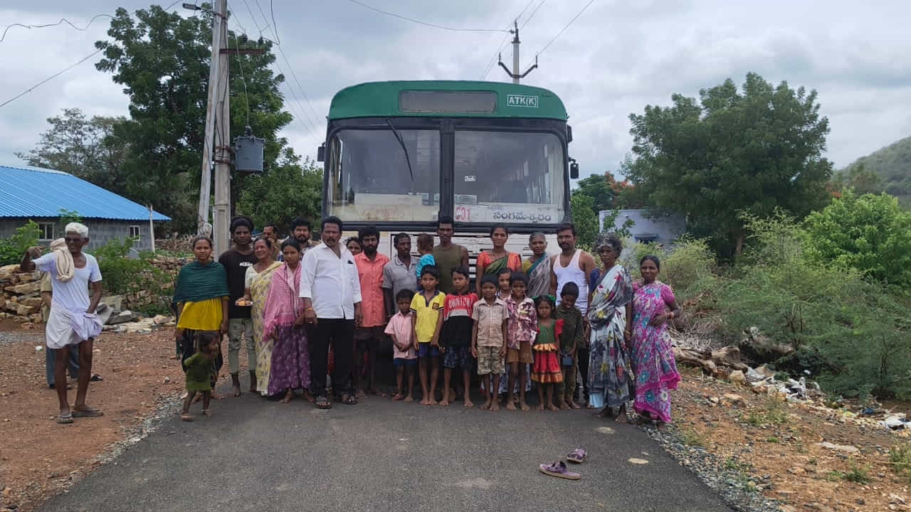 సాధారణంగా కల నిజమైనప్పుడు ఆ సంతోషమే వేరు. ఇక ఐదు దశాబ్దాలుగా కంటున్న కల నెరవేరిన సమయంలో వారి ఆనందం ఎలా ఉంటుందో మనం ఊహించుకోవచ్చు. అలాంటి పరిస్థితి ఒక ఊరికి ఎదురైంది. అసలు ఆ కల ఏంటి? ఆ ఊరు ఏది? అనేది ఇక్కడ వవివరంగా చదివి తెలుసుకుందాం..