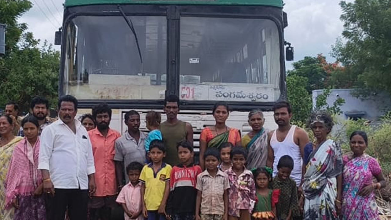 కూటమి ప్రభుత్వం ఏర్పడ్డాక రోడ్డు నిర్మించడంతో ఎట్టకేలకు ఆ గ్రామానికి అధికారులు బస్సును ఏర్పాటు చేశారు. దీంతో గ్రామానికి వచ్చిన బస్సుకు గ్రామ ప్రజలు ఘనంగా స్వాగతం పలికారు. అనంతరం కూటమి ప్రభుత్వానికి ట గ్రామస్థులు కృతజ్ఞతలు తెలిపారు.