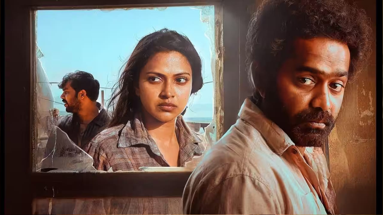 దాని పక్క ఇంట్లో గేట్కీపర్ (ఆసిఫ్ అలీ) నివసిస్తాడు. మురికి బట్టలతో, మరకలు పడిన పళ్లతో అతను వింతగా కనిపిస్తాడు. అతను అప్పుడప్పుడు వెళ్లే రైలుకు చేయి ఊపి తన ఇంటికి తిరిగి వెళ్తాడు. ఈ నేపథ్యంలో, ఒకరోజు ఒక మహిళ (అమలా పాల్) రైలు నుంచి దూకుతుంది. ఆమెను అపస్మారక స్థితిలో ఇంటికి తీసుకువస్తారు. ఆమెకు మెలకువ వచ్చి, తానెవరో అతనికి చెబుతుంది. కానీ ఆ మహిళ అతనితో ఉండటానికి భయపడుతుంది. ఆ మహిళ ఎవరు? ఆమె రైలు నుంచి ఎందుకు దూకింది? ఆ గేట్కీపర్ నేపథ్యం ఏమిటి? అనేక ఆసక్తికరమైన మలుపులతో చివరికి ఏం జరిగిందో చెప్పే చిత్రమే 'లెవెల్ క్రాస్'.