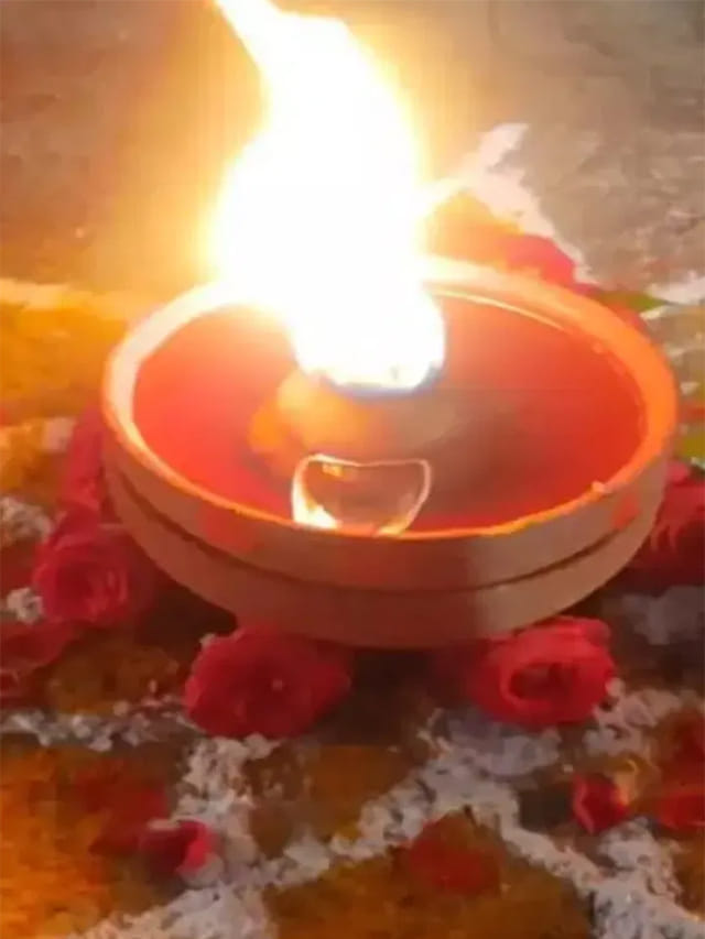 దీపం వెలిగించేటప్పుడు చేసే ఈ పొరపాట్లు.. ఆర్థిక సమస్యలకు కారణమవుతాయట