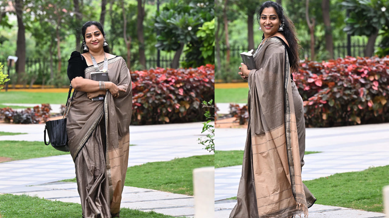 అయితే ఓ ఫొటో షూట్ లో భాగంగానే లిరిషా ఇలా కెమెరాకు డిఫరెంట్ పోజులిచ్చిందని తెలుస్తోంది. వీటిని చూసిన నెటిజన్లు క్రేజీ కామెంట్స్ చేస్తున్నారు. 'ఇప్పుడేం చదువుతున్నారు మేడమ్', మేడమ్ సార్ మేడమ్ అంతే' అంటూ కామెంట్స్ పెడుతున్నారు.