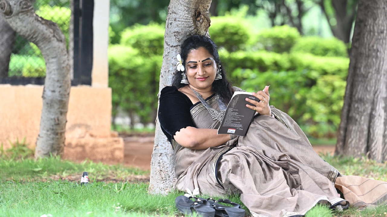 పై ఫొటోలో ఉన్నదెవరో గుర్తు పట్టారా? ఆమె టాలీవుడ్ ప్రముఖ నటి. పలు సూపర్ హిట్ సీరియల్స్, సినిమాల్లోనూ నటించింది. అయితే కొన్నేళ్ల క్రితం పవర్ స్టార్ పవన్ కల్యాణ్ హీరోగా నటించిన ఒక సూపర్ హిట్ సినిమాతో ఈ సీనియర్ నటి పేరు తెగ మార్మోగిపోయింది.