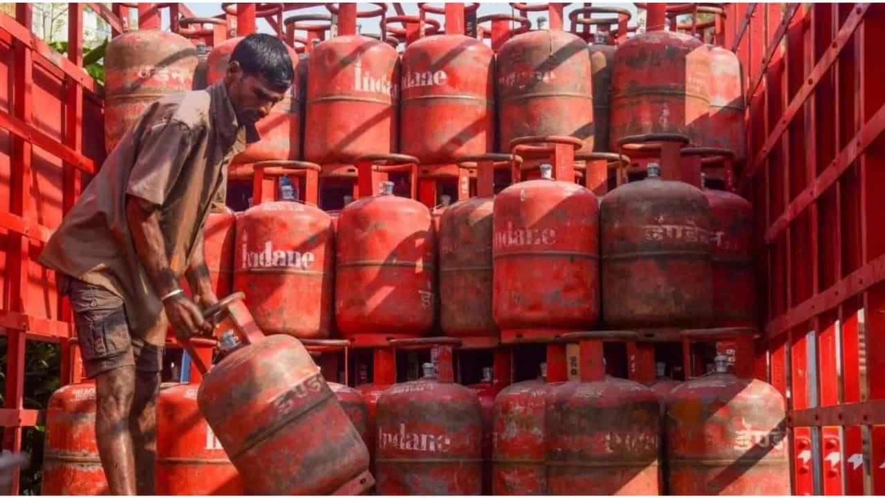 LPG సిలిండర్ ధరల సవరణ: అంతర్జాతీయ ప్రమాణాలు, డాలర్ విలువను బట్టి ప్రతి నెల 1వ తేదీ లాగే, ఆయిల్ మార్కెటింగ్ కంపెనీలు ఆగస్టు 1న గృహ, వాణిజ్య LPG సిలిండర్ల ధరలను సమీక్షించి నూతన రేట్లను ప్రకటిస్తాయి. ఇవి సమాన్య ప్రజల కుటుంబ బడ్జెట్పై నేరుగా ప్రభావం చూపుతాయి. కాబట్టి సిలిండర్ బుక్ చేసుకునే ముందు మీ ప్రాంతంలో అమల్లో ఉన్న తాజా ధరలను సరిచూసుకోవడం, సబ్సిడీ ఖాతాలో జమ అయిందో లేదో తనిఖీ చేసుకోవడం మంచిది.