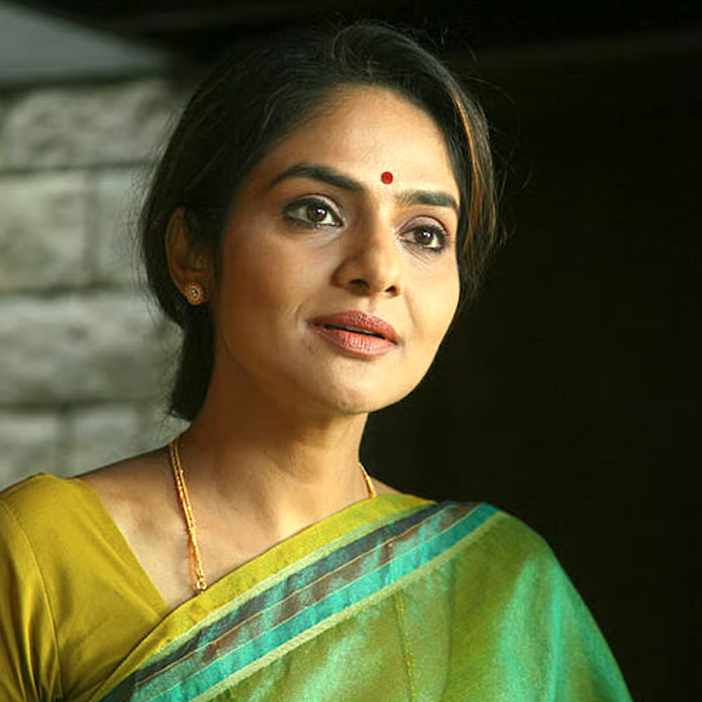ప్రముఖ నటి మధుబాల గతంలో ఓ ప్రత్యేక ఇంటర్వ్యూలో తన వ్యక్తిగత జీవితంలోని ముఖ్యమైన అంశాలను పంచుకున్నారు. ఆమె తన స్నేహితుల గురించి, ముఖ్యంగా నటి రమ్యకృష్ణతో ఆమెకున్న గాఢమైన బంధం గురించి వివరించారు. ఈ ఇంటర్వ్యూలో ఆరోగ్యం, వెల్నెస్ పట్ల ఆమెకున్న శ్రద్ధ కూడా స్పష్టంగా తెలిపారు. మధుబాల పరిశ్రమలో తన బెస్ట్ ఫ్రెండ్గా రమ్యకృష్ణను పేర్కొన్నారు. తమ పాఠశాల రోజుల నుండి కూడా తనకు సన్నిహిత స్నేహితులు ఉన్నారని ఆమె తెలిపారు.