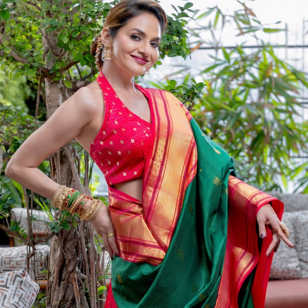 సినీ పరిశ్రమలో ఖుష్బూ, రాధిక, బృందా డ్యాన్స్ మాస్టర్, అను డిజైనర్ వంటి వారితో కూడా తనకు మంచి అనుబంధం ఉందని, ఈ స్నేహితులు తన జీవితంలో ముఖ్యమైన పాత్ర పోషిస్తున్నారని మధుబాల అన్నారు. జీవితంలో పసిపిల్లలా మారడానికి, విషయాలను పంచుకోవడానికి స్నేహితులు చాలా అవసరమని ఆమె అభిప్రాయపడ్డారు. రమ్యకృష్ణతో ఆమెకున్న స్నేహాన్ని వివరిస్తూ, తమ బంధం కాలక్రమేణా ఎలా పరిణామం చెందిందో మధుబాల తెలియజేశారు.
