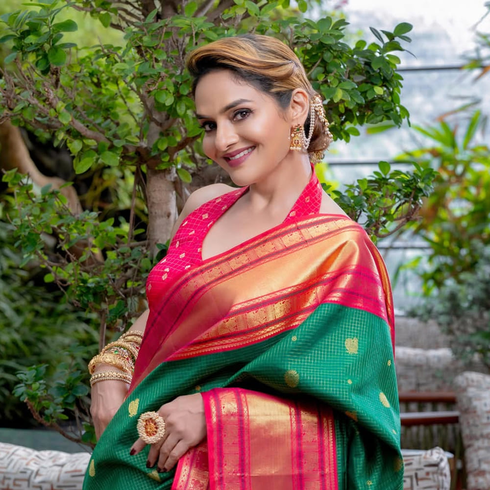 తన రోజువారీ దినచర్య గురించి మధుబాల వివరిస్తూ, తాను చాలా ఉదయాన్నే లేచి యోగా చేస్తానని చెప్పారు. హైడ్రేషన్ ఎంత ముఖ్యమో తెలుపుతూ.., పుష్కలంగా నీరు తాగుతానని తెలిపారు. నేటి ఆధునిక ఆహారపు అలవాట్లు, పిజ్జాలు, కాఫీలు వంటి వాటి వల్ల వచ్చే యాసిడిటీ, ఇతర సమస్యలను తగ్గించడానికి హైడ్రేషన్ చాలా ముఖ్యమని మధుబాల పేర్కొన్నారు. శరీరానికి సరైన శ్రద్ధ తీసుకోవడం ద్వారా సగం సమస్యలు పరిష్కారమవుతాయని ఆమె అన్నారు.