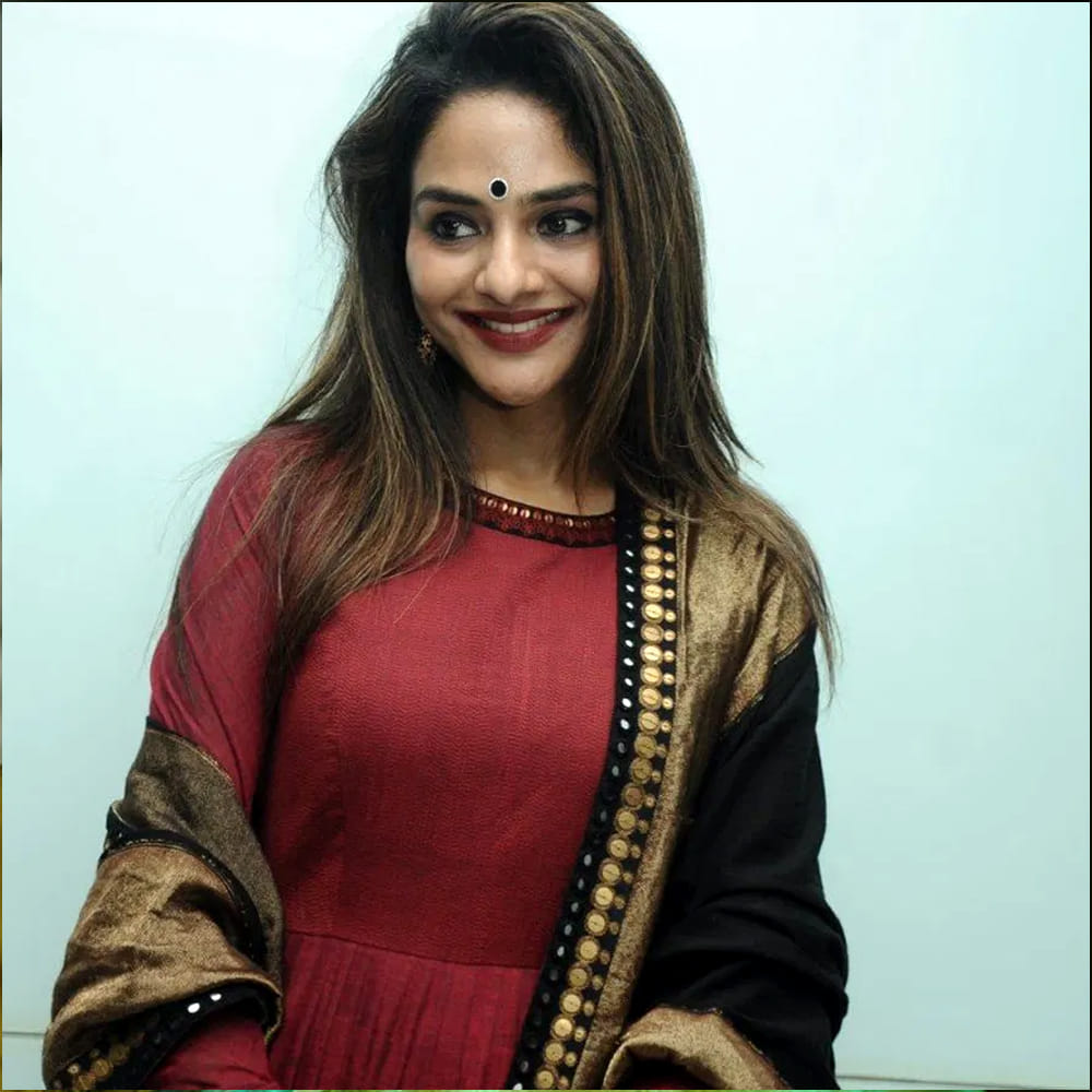 "మేము 20 ఏళ్ళ వయస్సులో ఉన్నప్పుడు, నవ్వుతూ, పార్టీలు చేసుకునేవాళ్ళం. ఇప్పుడు మాకు 50 ఏళ్లు, మేము ఎక్కువగా మాట్లాడుకుంటాం" అని ఆమె చెప్పారు. పార్టీలు ఇప్పటికీ కొనసాగుతున్నప్పటికీ, వారి సంభాషణలు ఇప్పుడు మరింత లోతైన విషయాలపై ఉంటాయని మధుబాల వెల్లడించారు. ముఖ్యంగా, వెల్ బీయింగ్, హోలిస్టిక్ హెల్త్ వారి చర్చలలో ప్రధానాంశాలుగా మారాయి. ఆరోగ్య విషయాలపై రమ్యకృష్ణతో తరచుగా చర్చించుకుంటానని మధుబాల తెలిపారు.
