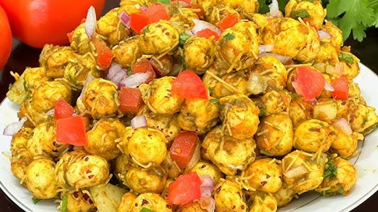 తామరగింజల మసాలా మిక్చర్ కు కావాల్సిన పదార్థాలు: మూడు కప్పులు తామరగింజలు (మఖానా),  అర కప్పు వేరుశెనగలు, 
పావు కప్పు పుట్నాల పప్పు , నాలుగు కరివేపాకు ఆకులు, 8 వెల్లుల్లి రెబ్బలు, 5 ఎండు మిర్చిని తీసుకోవాలి. అంతే కాదు దీనిలో సెపరేట్ గా ఒక టేబుల్ స్పూన్ కారంను తీసుకోవాలి. 