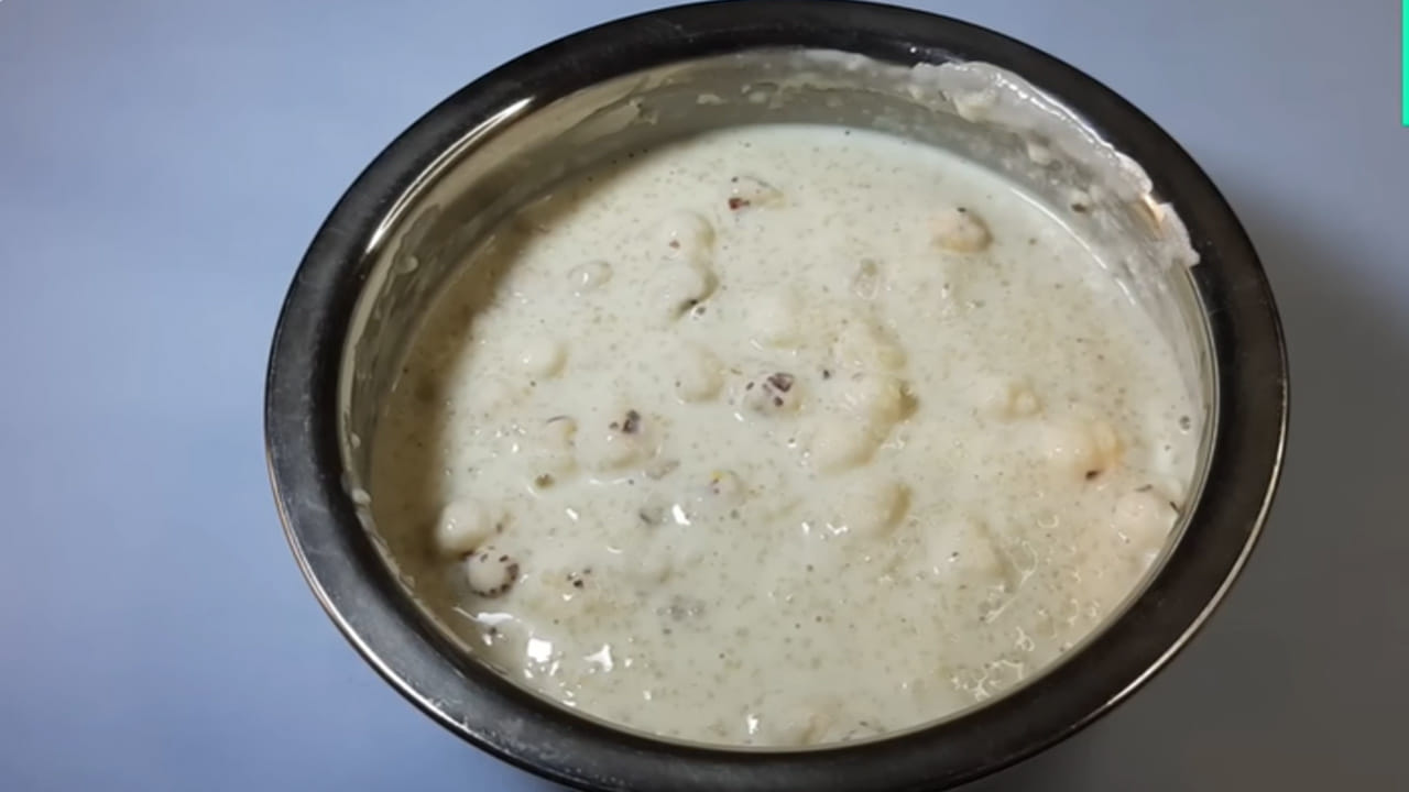 ఆ తర్వాత తొక్కతీసిన బాదంపప్పు, గసగసాలను పాలతో గ్రైండ్ చేసుకుని, ఆ మిశ్రమాన్ని ఉడికించిన మిశ్రమంలో కలపాలి. తీపికోసం బెల్లం వేయాలి. మఖానా పొడి, మిగిలిన మఖానా వేసి బాగా కలపాలి. పాలు మాడిపోకుండా మంట తక్కువగా ఉంచాలి. చివరగా యాలకుల పొడి, నెయ్యిలో వేయించిన జీడిపప్పు, బాదం, పిస్తా వేసి కలిపి దించాలి. అంతే టేస్టీ గోధుమ రవ్వ – పూల్ మఖానా పాయసం రెడీ అయినట్లే.