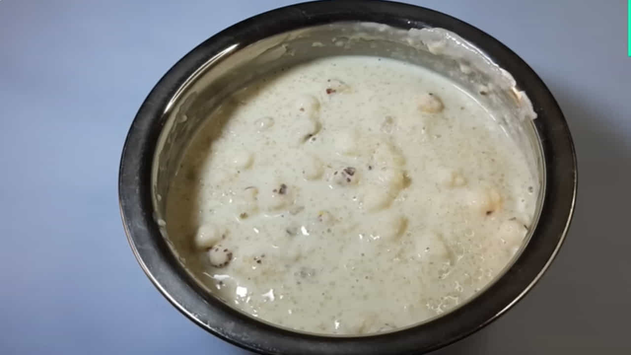 ఆ తర్వాత తొక్కతీసిన బాదంపప్పు, గసగసాలను పాలతో గ్రైండ్ చేసుకుని, ఆ మిశ్రమాన్ని ఉడికించిన మిశ్రమంలో కలపాలి. తీపికోసం బెల్లం వేయాలి. మఖానా పొడి, మిగిలిన మఖానా వేసి బాగా కలపాలి. పాలు మాడిపోకుండా మంట తక్కువగా ఉంచాలి. చివరగా యాలకుల పొడి, నెయ్యిలో వేయించిన జీడిపప్పు, బాదం, పిస్తా వేసి కలిపి దించాలి. అంతే టేస్టీ గోధుమ రవ్వ – పూల్ మఖానా పాయసం రెడీ అయినట్లే.
