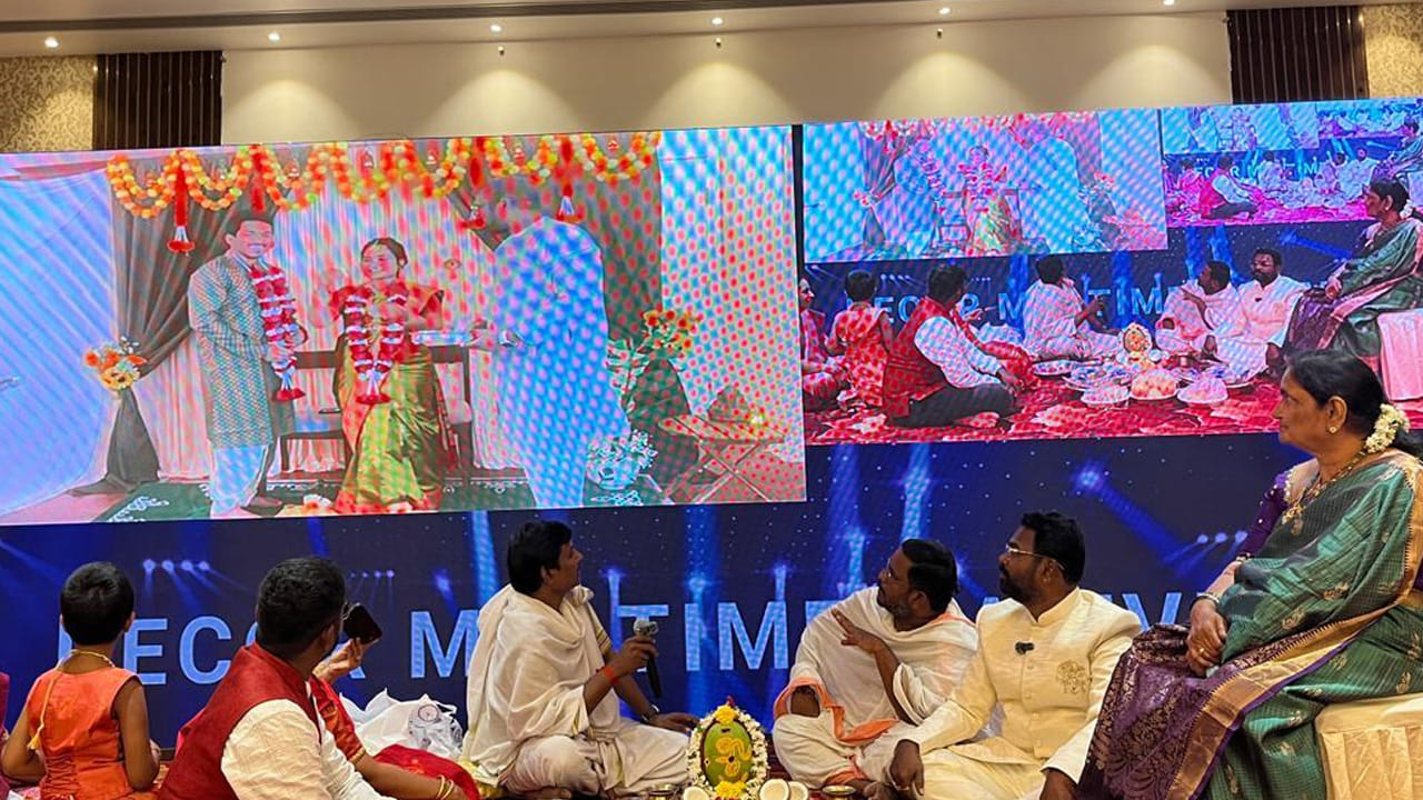 ప్రస్తుతం అంతా ఆన్లైన్ మయమైంది. వివాహా నిశ్చితార్థాలు కూడా ఆన్లైన్లోనే జరుగుతున్నాయి. అమెరికాలోని విస్కాన్షిన్ స్టేట్లో నూతన జంట ఉండగా కర్నూలు నుంచి తల్లిదండ్రులు గ్రాండ్ ఎంగేజ్మెంట్ నిర్వహించడం చర్చనీయాంశంగా మారింది. కర్నూలు ప్రభుత్వ సర్వజన వైద్యశాలలో హెల్త్ ఇన్స్పెక్టర్ గా పనిచేస్తున్న టి. గోవిందస్వామి శివశ్యామల కుమారి దంపతుల కుమార్తె మేఘన అమెరికాలో సైంటిస్టుగా పనిచేస్తున్నారు.