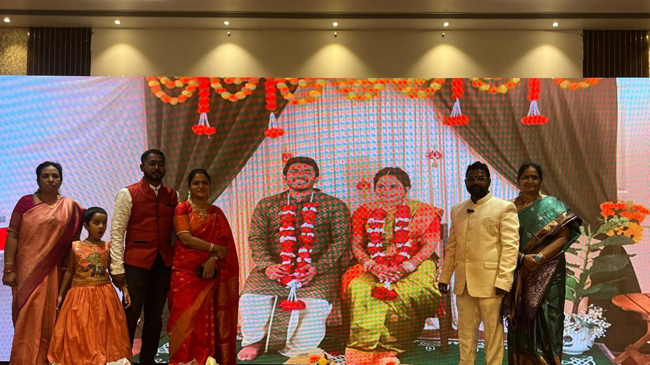 వధూవరులు ఇద్దరూ అమెరికాలో ఉన్నారు కానీ వీరిద్దరి ఎంగేజ్మెంట్ ఘనంగా జరిగింది. ఇద్దరి పేరెంట్స్ బంధు వర్గాలు అర్చకులు అందరూ కర్నూలులో ఉండి వీళ్లు లేకుండానే ఎంగేజ్మెంట్ ఘనంగా పూర్తయింది. అంటే అబ్బాయి, అమ్మాయి లేకుండానే ఇలా ఆన్లైన్ లోనే వేడుక చేసారు. ఇటీవలే ఈ ట్రెండ్ ఎంతగా పెరిగిపోయిందో అందరికి తెలుసు.