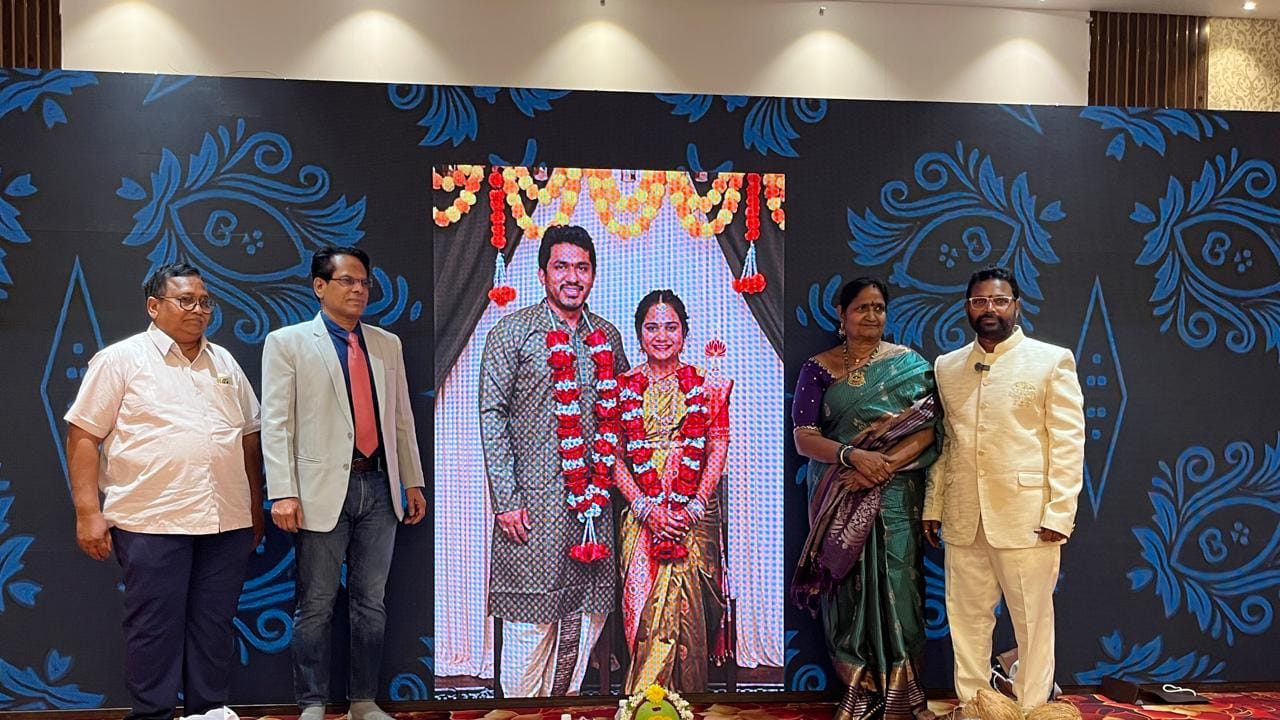 తిరుపతికి చెందిన కుమార్ బాబు శ్రీదేవి దంపతుల కుమారుడు ప్రేమ్ కుమార్ అమెరికాలోనే సాఫ్ట్వేర్ ఇంజనీర్ గా పనిచేస్తున్నారు. ఇద్దరూ ఇష్టపడ్డారు ప్రేమించుకున్నారు పెళ్లి వరకు వచ్చింది ఈ విషయాన్ని పెద్దలకు చెప్పడంతో అంగీకరించారు. దీంతో పెళ్లి అంగరంగ వైభవంగా చేయాలి అనుకున్నారు.