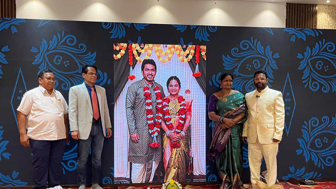 తిరుపతికి చెందిన కుమార్ బాబు శ్రీదేవి దంపతుల కుమారుడు ప్రేమ్ కుమార్ అమెరికాలోనే సాఫ్ట్వేర్ ఇంజనీర్ గా పనిచేస్తున్నారు. ఇద్దరూ ఇష్టపడ్డారు ప్రేమించుకున్నారు పెళ్లి వరకు వచ్చింది ఈ విషయాన్ని పెద్దలకు చెప్పడంతో అంగీకరించారు. దీంతో పెళ్లి అంగరంగ వైభవంగా చేయాలి అనుకున్నారు.