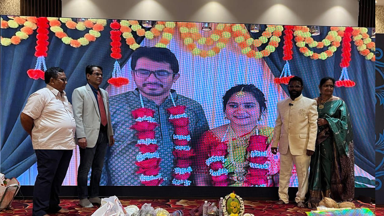 అమెరికా నుంచి రావడానికి వీసా సమస్యలు ఉన్నందువల్ల ఆన్లైన్లోనే నిశ్చితార్థం చేయాలని నిర్ణయించారు .నగర శివారులోని హోటల్లో సరిగా నిన్న ఉదయం 11 గంటలకు నిశ్చితార్థం జరిగింది. ఆ సమయంలో అమెరికాలో అర్ధరాత్రి 12 .1/2 గంటలు అయింది. భారీ స్క్రీన్లు ఏర్పాటు చేశారు. ఇండియాలో పురోహితుడు వేదమంత్రాలు చదువుతూ ఉండగా అమెరికాలో ఉన్న జంట ఉంగరాలను పూలదండలను మార్చుకున్నారు.