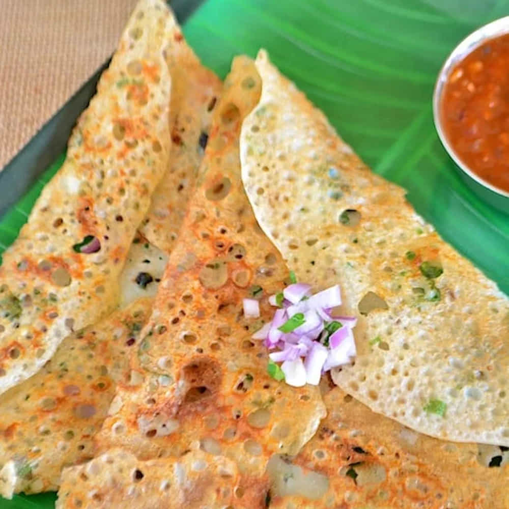 దోశ వేసిన తర్వాత పైనుండి కొద్దిగా నూనె లేదా నెయ్యి చల్లాలి. మంటను మీడియం ఫ్లేమ్లోకి మార్చి, దోశ మంచి గోల్డెన్ బ్రౌన్ కలర్ వచ్చే వరకు క్రిస్పీగా కాల్చుకోవాలి. మధ్యలో 2-3 టేబుల్ స్పూన్ల రెడీ చేసుకున్న బంగాళదుంప మసాలాను పెట్టండి. రవ్వ దోశను రెండో వైపు తిప్పాల్సిన అవసరం లేదు. ఎంతో కరకరలాడే కమ్మని ఇన్స్టంట్ రవ్వ దోశ సిద్ధం! దీన్ని వేడివేడిగా అల్లం చట్నీ లేదా కొబ్బరి చట్నీతో తింటే ప్లేట్లు ఖాళీ అవ్వాల్సిందే!