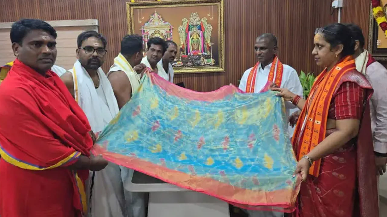 ఈ సందర్భంగా చేనేత కళాకారుడు, విజయ్ కుమార్ మాట్లాడుతూ తమ కుటుంబ సభ్యులతో కలసి వారం రోజుల్లో ఈ పట్టుచీరను మగ్గంపై నేసినట్లుగా తెలియజేశారు. మొత్తం 5.5 మీటర్ల పొడవు, 48 అంగుళాల వెడల్పు కలిగిన ఈ పట్టుచీర బరువు 200గ్రాముల దాకా ఉంటుందని తెలిపారు.
