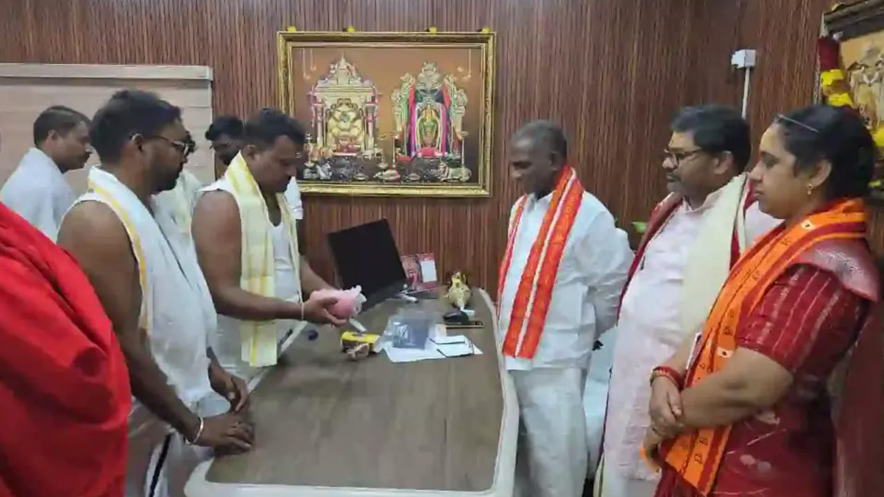 సంప్రదాయ “ఇక్కత్” నమూనాలో తయారు చేసిన ఈ చీరను మడత పెట్టినప్పుడు చిన్న అగ్గిపెట్టెలో సులభంగా ఇమిడిపోతుందని తెలిపారు. శ్రీ అమ్మవారి కృపతోనే ఈ అరుదైన వస్త్రాన్ని రూపొందించడం జరిగిందని తెలిపారు. దేవస్థానం తరపున ఈ ప్రత్యేక పట్టుచీరను స్వీకరించిన ధర్మకర్తల మండలి అధ్యక్షులు శ్రీ పోతుగుంట రమేష్ నాయుడు విజయ్ కుమార్ ప్రతిభను అభినoధించారు.
