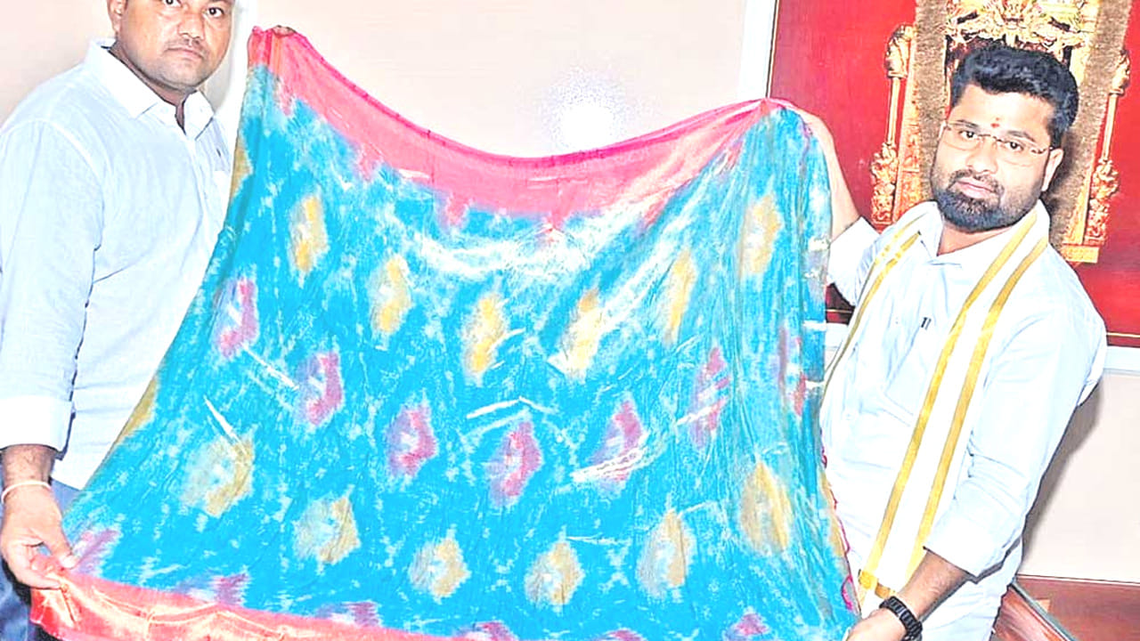 కళాకారుల సృజనాత్మక , నైపుణ్యం అంకిత భావాలకు చేనేత వస్త్రాలు ప్రతిరూపంగా నిలుస్తాయని తెలిపారు. అందరుకూడా చేనేత వస్త్రాలను ఆదరించాలని అన్నారు. ఈ సందర్భంగా వస్త్ర సమర్పణ చేసిన చేనేత కళాకారులు విజయ్ కుమార్ వారి బృందానికి ప్రత్యేక దర్శనం ఏర్పాట్లు చేశారు.