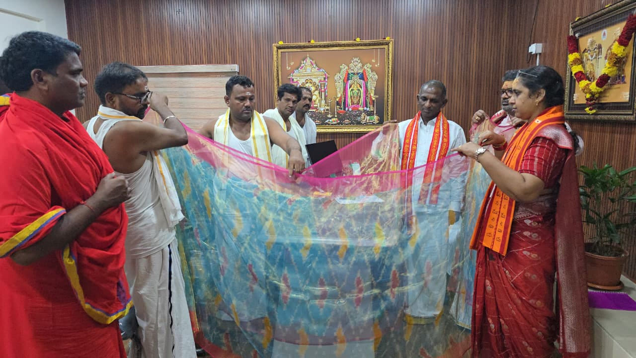 తెలంగాణా రాష్ట్రం సిరిసిల్లకు చెందిన చేనేత కళాకారుడు కళారత్న నల్ల విజయ్ కుమార్ ఈ రోజు అగ్గిపెట్టెలో పట్టే పట్టుచీరను అమ్మవారికి సమర్పించారు. ఈ ప్రత్యేక వస్త్రాన్ని ధర్మకర్తల మండలి అధ్యక్షులు శ్రీ పోతుగుంట రమేష్ నాయుడుకి అందజేశారు. కార్యక్రమములో ధర్మకర్తల మండలి సభ్యులు శ్రీమతి కోడె కాంతివర్ధిని కూడా పాల్గొన్నారు.
