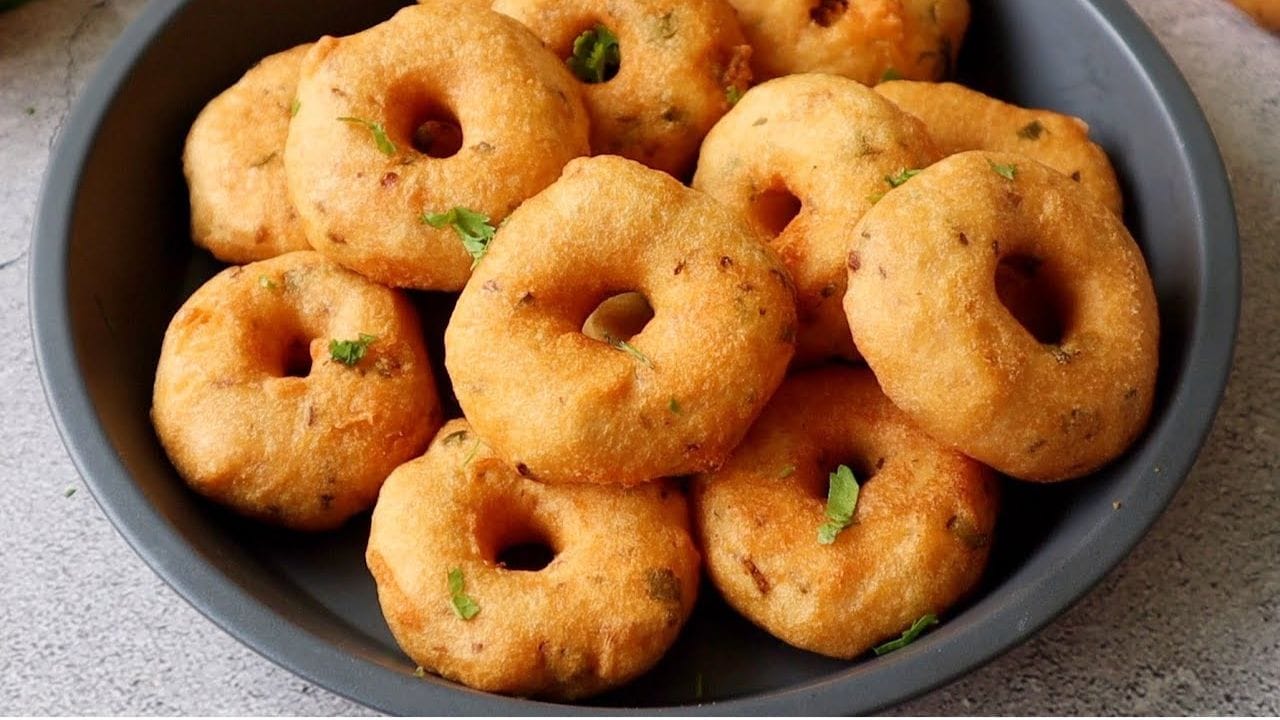 Medu Vada recipe: శరీరానికి రోజంతా కావలసిన తక్షణ శక్తిని ఇచ్చే సూపర్ వడలు.. ఇలా చేసి తింటే..