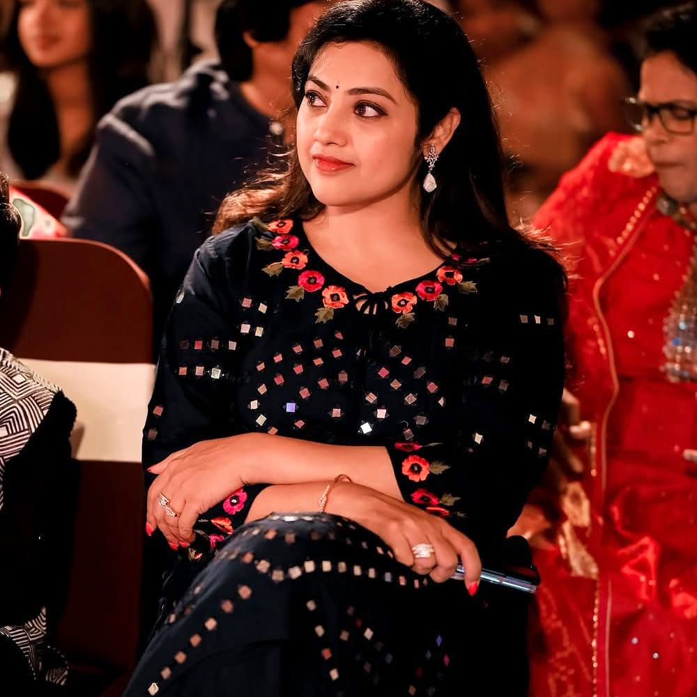 అయితే, కాలక్రమేణా ఆయన ఒక స్వీట్‌హార్ట్ అని, బయట కనిపించే దానికి భిన్నంగా లోపల చాలా మంచి వ్యక్తి అని తనకు అర్థమైందని మీనా తెలిపారు. ఆయన కుటుంబంతో, లక్ష్మి, విష్ణు, మనోజ్ లతో కలిసి అంతాక్షరి, మ్యూజికల్ చైర్స్ ఆడిన జ్ఞాపకాలను కూడా ఆమె గుర్తుచేసుకున్నారు. తన కెరీర్‌లో అల్లరి, కొంటె పాత్రలు చేయడానికి చాలా ఇష్టపడేదానినని మీనా వెల్లడించారు. హైలీ సెంటిమెంటల్ పాత్రల కంటే అల్లరి పాత్రలలో తన నిజమైన వ్యక్తిత్వం బయటపడేదని ఆమె పేర్కొన్నారు.