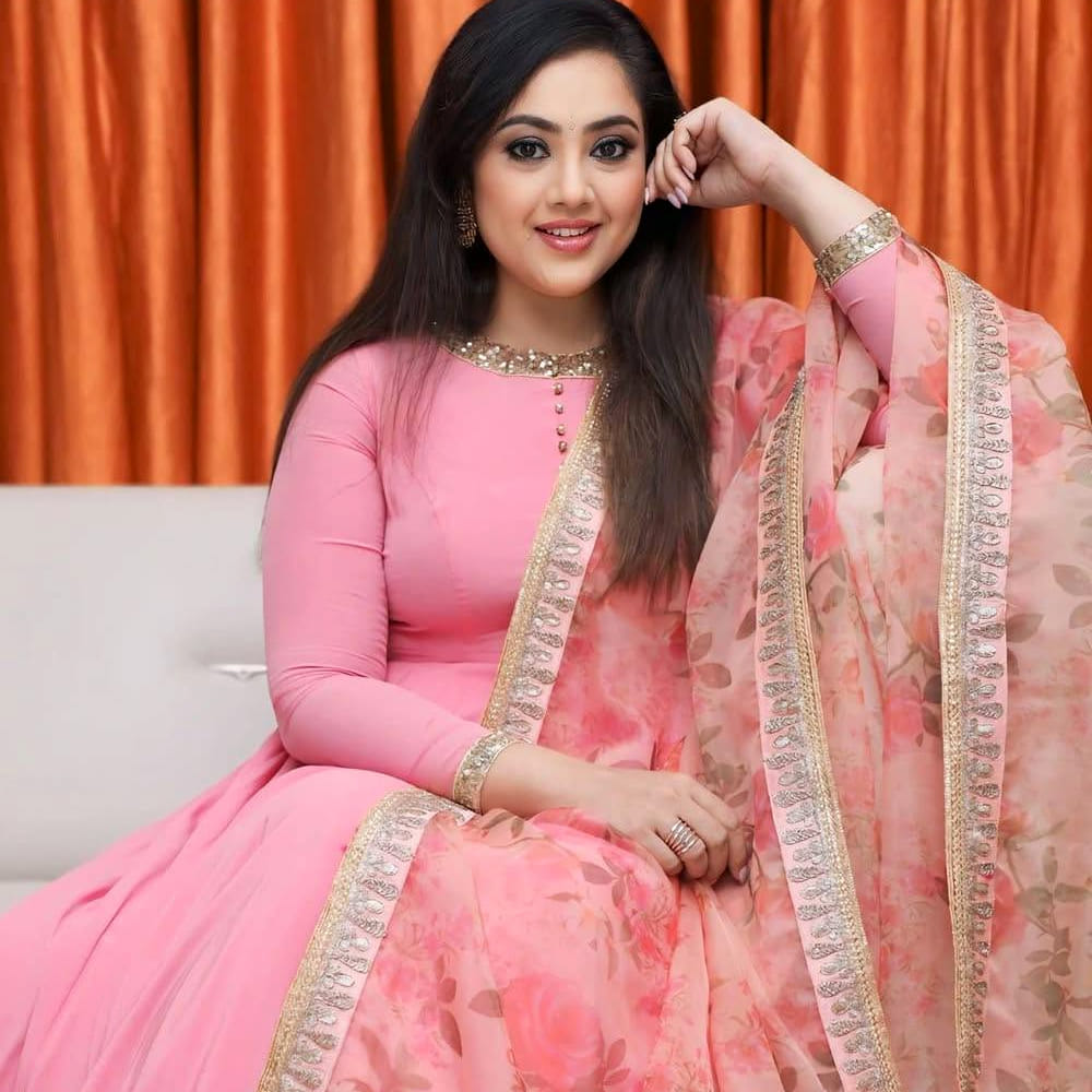 ముఖ్యంగా, వెంకటేష్‌తో తన కెరీర్లో అత్యధిక విజయాలు సాధించానని, ఆయనతోనే తనకు అత్యంత కంఫర్ట్ గా, స్నేహపూర్వకంగా ఉండేదని మీనా స్పష్టం చేశారు. "డెఫినిట్లీ వెంకీ గారు" అని చెప్పిన ఆమె, ఆయనతో మంచి అనుబంధం ఉందని, ఎక్కువ హిట్‌లు వెంకటేష్‌తోనే వచ్చాయని తెలిపారు. కెరీర్ ప్రారంభంలో తాను చాలా నిశ్శబ్దంగా ఉండేదానినని, చిరంజీవి, వెంకటేష్, నాగార్జున వంటి వారితో కూడా వృత్తిపరంగానే ఉండేదానినని మీనా వివరించారు. బాలకృష్ణ మాత్రం తనతో ఎప్పుడూ మాట్లాడుతూ, తనను కూడా మాట్లాడించేవారని సరదాగా గుర్తుచేసుకున్నారు.
