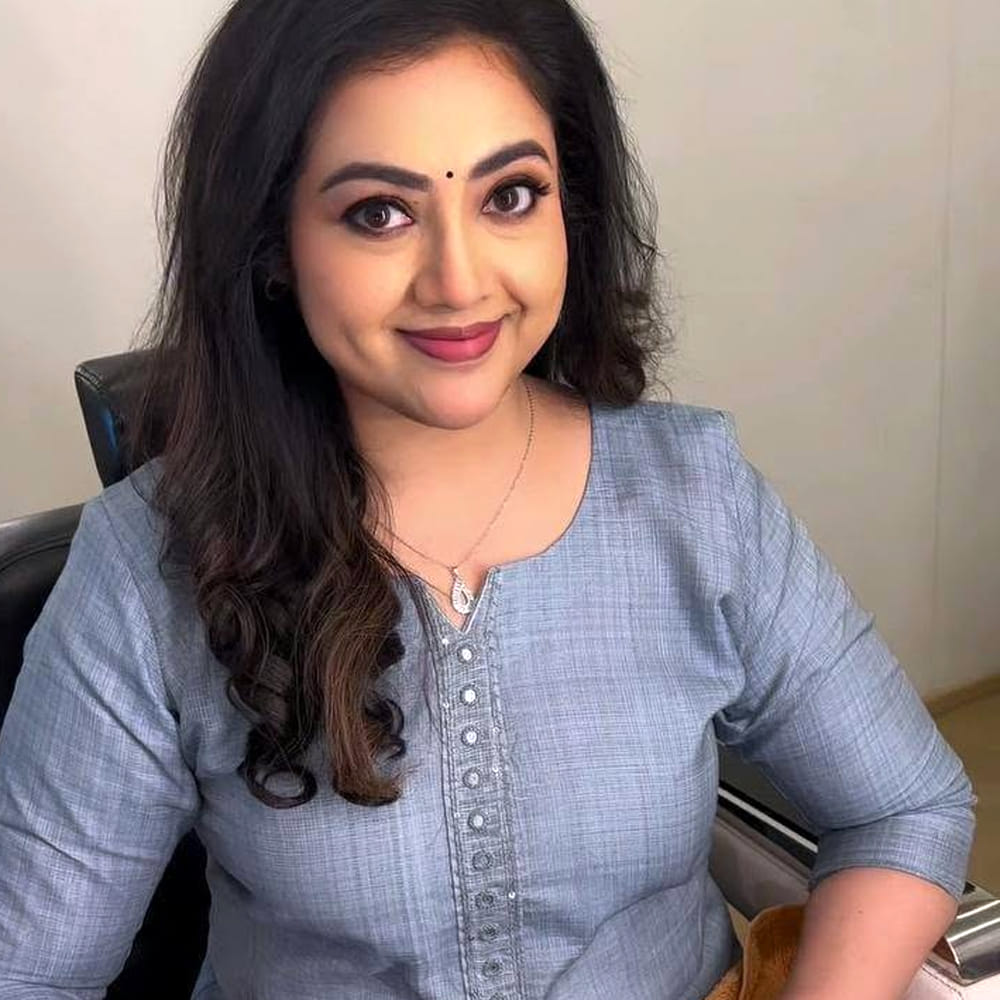 తన వృత్తి నైపుణ్యం గురించి మాట్లాడుతూ, "నాకున్న ఒకటే ఆయుధం ఏంటంటే, నేను చాలా ప్రొఫిషనల్,. ఈ అమ్మాయి తప్పు అని ఎక్కడా, ఎవరూ, ఎప్పుడూ చెప్పలేరు" అని మీనా అన్నారు. తన వృత్తిపరమైన నిజాయితీ తన అతి పెద్ద బలం అని, అది తనను ఉన్నత స్థానంలో నిలబెట్టిందని తెలిపారు. తన సినీ జీవితంలో తనకు పెళ్లి ప్రపోజల్స్ రాలేదా అని అడిగినప్పుడు, తాను చాలా చిన్నవయస్సులో ఉండటం, ప్రేమ, మనుషుల సంబంధాల గురించి అర్థం చేసుకోవడానికి చాలా సమయం పట్టిందని సరదాగా బదులిచ్చారు.