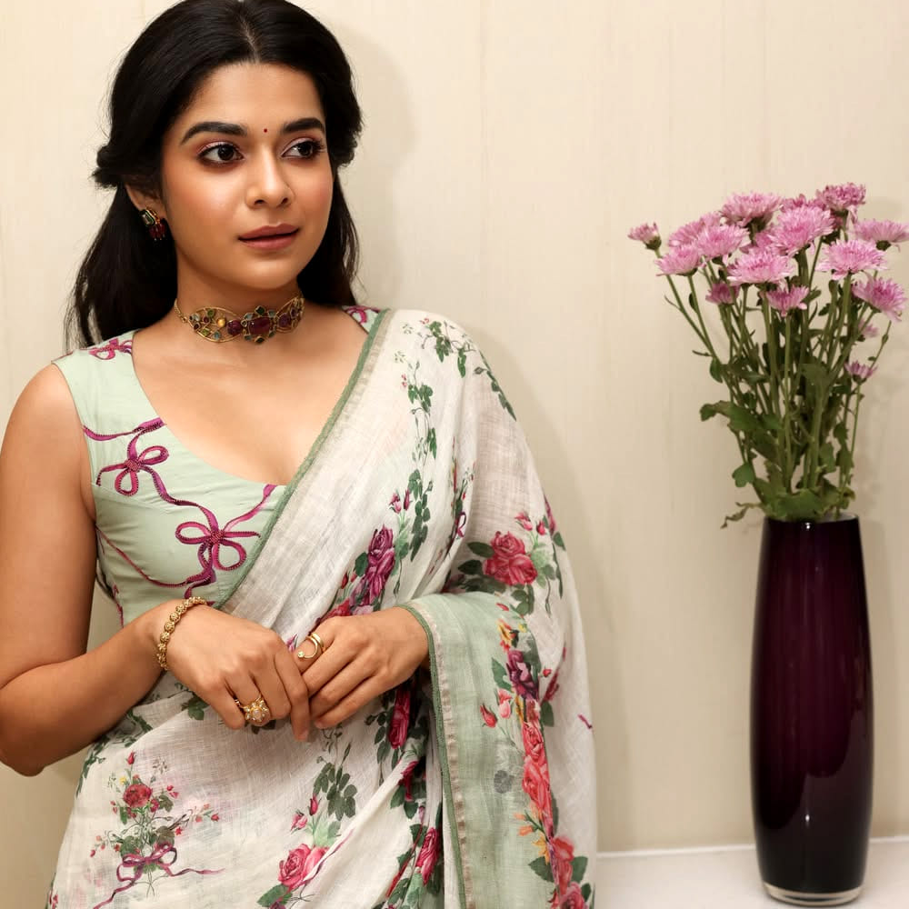 ఇటీవలే అక్షయ్ కుమార్ నటించిన భూత్ బంగ్లా సినిమాలో నటించి మెప్పించింది. ఈ అమ్మడి ఫోటోలు ఇప్పుడు నెట్టింట తెగ వైరల్ అవుతున్నాయి. ఈ ఫొటోల్లో తన అందాలతో కుర్రాళ్లకు కరెంట్ షాక్ ఇస్తుంది మిథిలా పాల్కర్. క్రేజీ క్రేజీ స్టిల్స్ తో అభిమానులను ఆకట్టుకుంటుంది.
