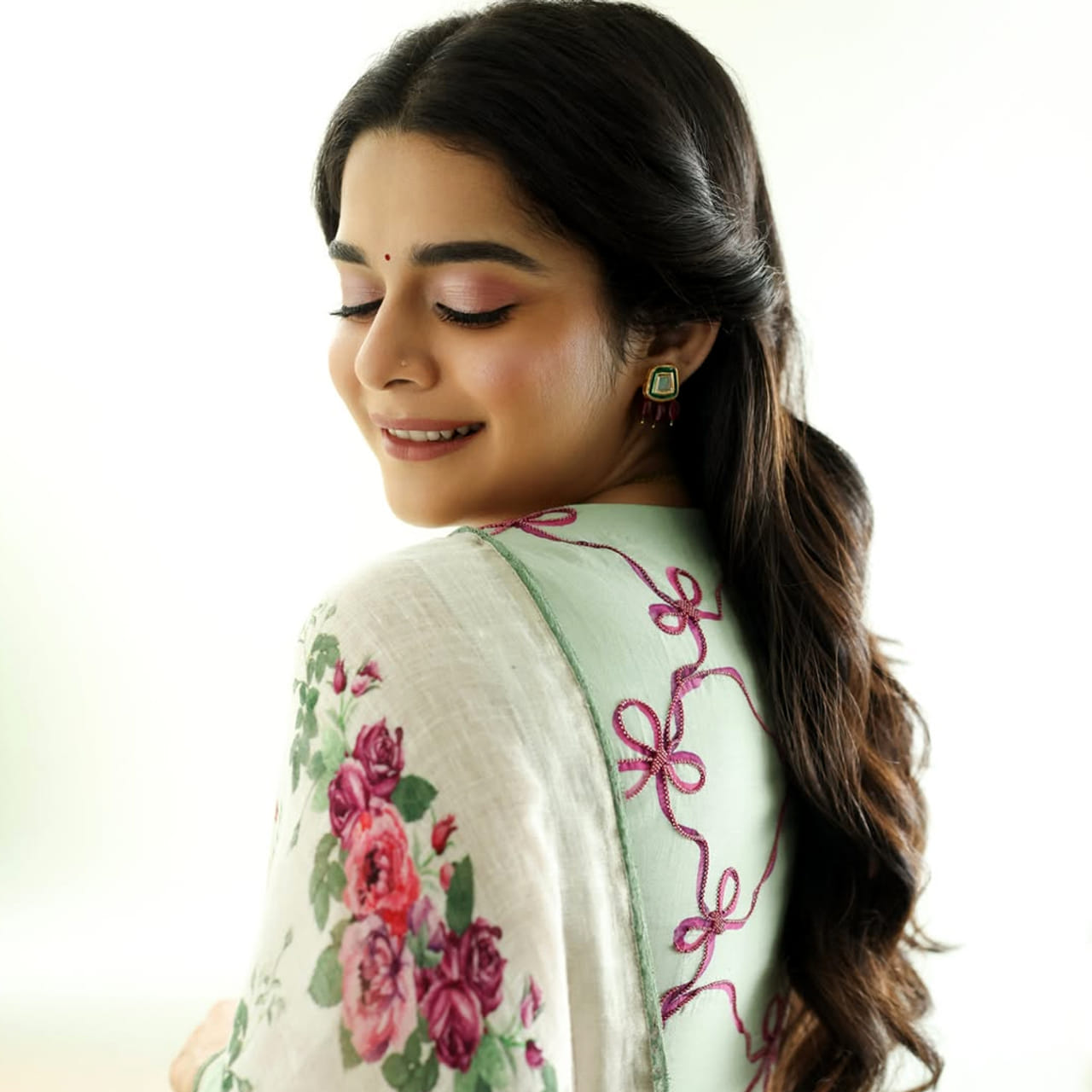 ఓరి దేవుడా సినిమాతో తెలుగుతెరకు పరిచయమైంది క్యూట్ బ్యూటీ మిథిలా పాల్కర్.. ఈ సినిమాలో మిథిలా అందంతో , క్యూట్ స్మైల్ తో స్పెషల్ ఎట్రాక్షన్ గా నిలిచింది. తన స్మైల్ తో అభిమానులను మాత్రం గట్టిగానే సంపాందించి ఈ ముంబై ముద్దుగుమ్మ. తెలుగులో ఈ చిన్నది ఒకే ఒక్క సినిమా చేసింది. చేసింది ఒక్క సినిమానే కానీ కుర్రాళ్ళ డ్రీమ్ గర్ల్ గా మారింది ముద్దుగుమ్మ మిథిలా పాల్కర్.