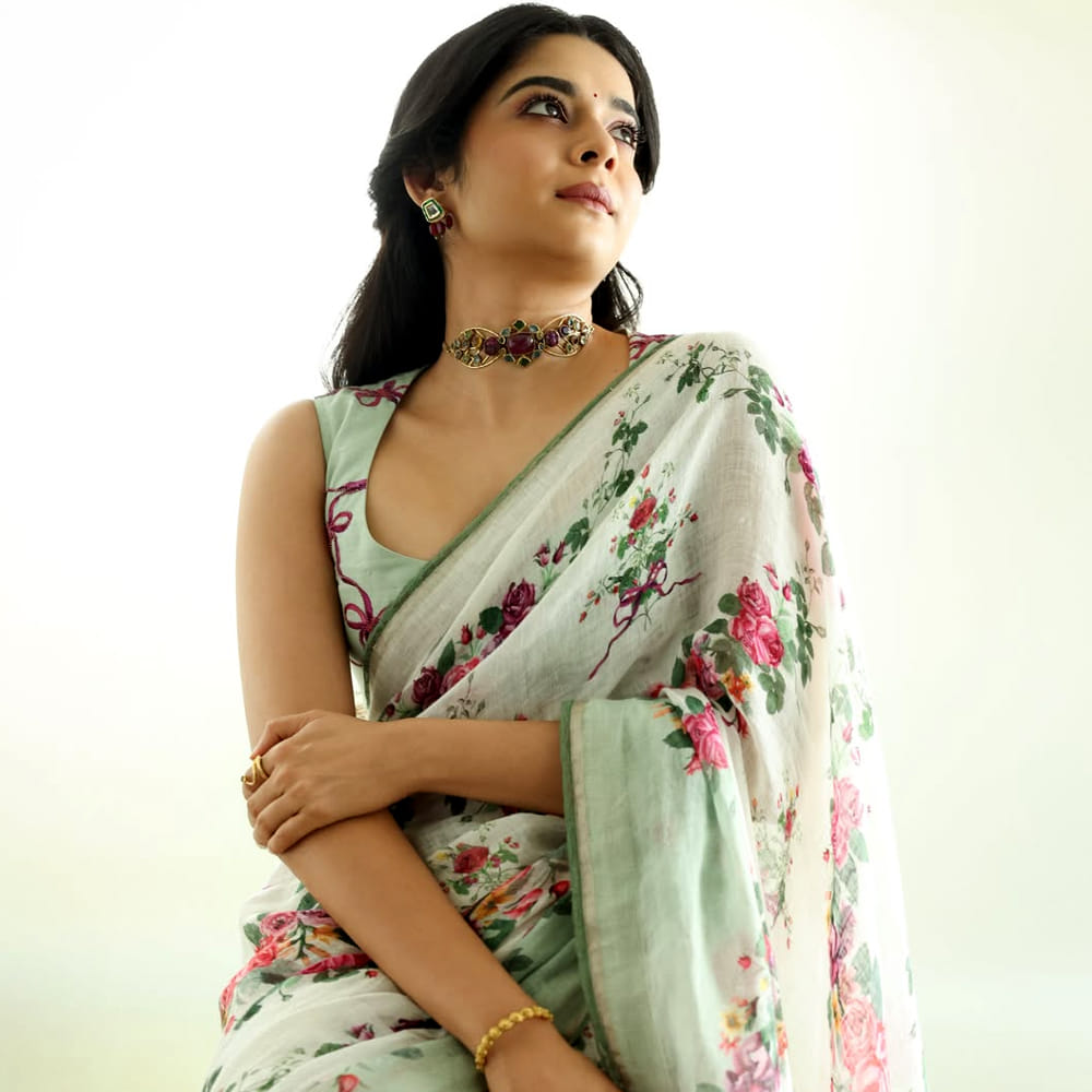పాల్కర్ 2014లో మరాఠీ భాషా షార్ట్ ఫిలిం మజా హనీమూన్లో తొలిసారిగా నటించింది.అలాగే ఈ బ్యూటీ హిందీ సినిమాతో ఇండస్ట్రీలోకి అడుగుపెట్టింది. సినిమా కట్టి బట్టి ద్వారా సినీరంగంలోకి అడుగుపెట్టింది మిథిలా పాల్కర్. మరాఠీలో మురాంబ అనే సినిమాతో మెప్పించింది. ఈ సినిమాకు గాను ఫిల్మ్ఫేర్ మరాఠీ అవార్డు గెలుచుకుంది ఈ సుందరి.