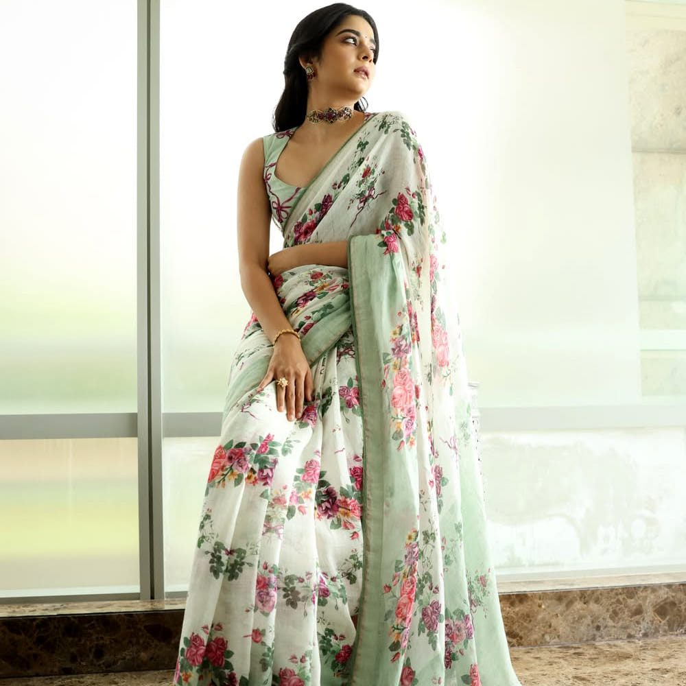 సినిమా అభిమానులకు ‘కారవాన్’, వెబ్ ప్రియులకు ‘లిటిల్ థింగ్స్’ తెలిస్తే.. మిథిలా పాల్కర్ తెలిసినట్టే! ఆమె నటనకు ఎంత మంది ఫ్యాన్స్ ఉన్నారో.. ఆమె ఫ్యాషన్కూ అంతేమంది ఫాలోవర్స్ ఉన్నారు. సినిమాలతోనే కాదు వెబ్ సిరీస్ లతోనూ ఆకట్టుకుంది మిథిలా పాల్కర్. అలాగే 4వ ఫిల్మ్ఫేర్ అవార్డులు మరాఠీ, ఐరీల్ అవార్డ్స్ 2019, క్రిటిక్స్ ఛాయిస్ టెలివిజన్ అవార్డులు, ఫిల్మ్ఫేర్ OTT అవార్డులు అందుకుంది మిథిలా పాల్కర్.