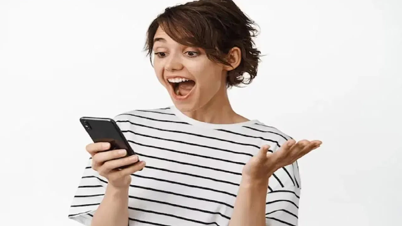   BSNL Mobile Recharge Plan: భారత్ సంచార్ నిగమ్ లిమిటెడ్ (BSNL) అనేక సరసమైన రీఛార్జ్ ప్లాన్‌లను అందిస్తుంది. ఇది కేవలం రూ.1,499 రీఛార్జ్‌తో ఏకంగా 300 రోజుల వ్యాలిడిటీని అందిస్తుంది. మీ వద్ద బీఎస్‌ఎన్‌ఎల్‌ ప్రీపెయిడ్ సిమ్ ఉన్నట్లయితే, ఈ ప్లాన్ మీకు బాగా సరిపోవచ్చు. ప్రత్యేకించి మొబైల్ సేవ క్రమంగా ఖరీదైనదిగా మారుతున్న ఈ సమయంలో ఈ ప్లాన్ అద్భుతమైన వ్యాలిడిటీని అందించడమే కాకుండా FUP పరిమితితో అపరిమిత డేటాను కూడా అందిస్తుంది.