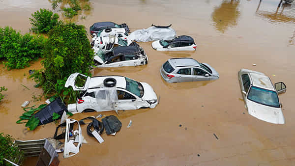 Rain Tips: వర్షంలో కారు తడిసిందా? వెంటనే ఈ జాగ్రత్తలు తీసుకోకపోతే భారీ నష్టం తప్పదు!