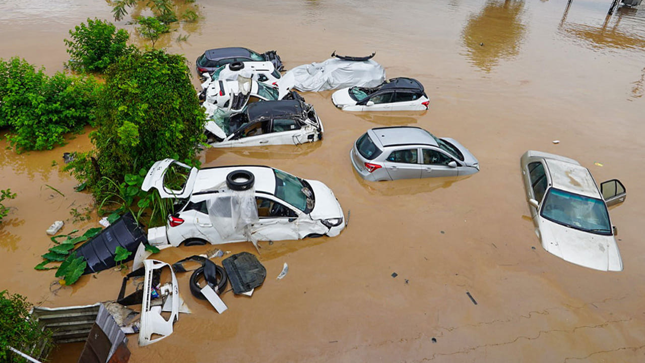 Rain Tips: వర్షంలో కారు తడిసిందా? వెంటనే ఈ జాగ్రత్తలు తీసుకోకపోతే భారీ నష్టం తప్పదు!