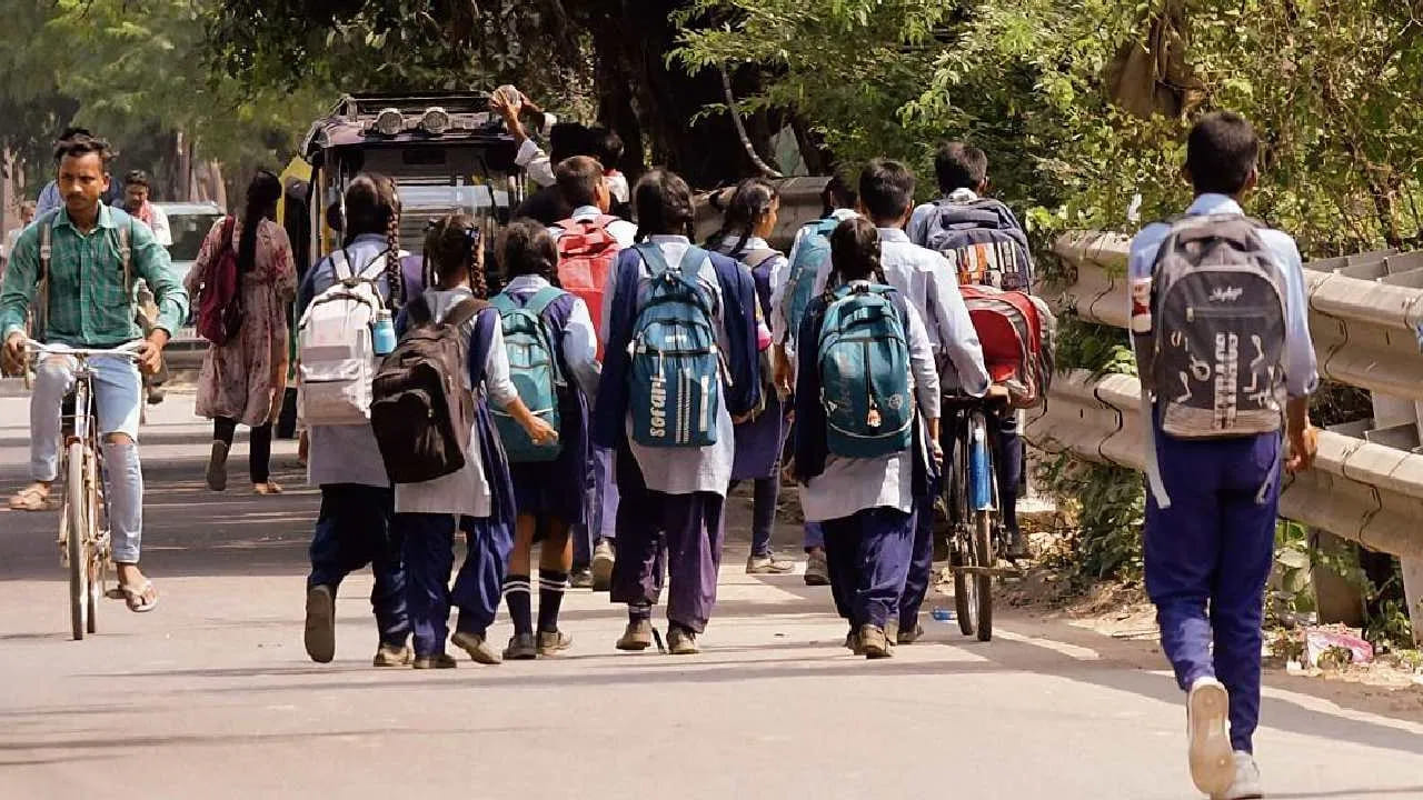 వాటర్ ప్రూవ్ బ్యాగ్స్ : వర్షం తీవ్రతకు స్కూల్ బ్యాగ్లోకి తేమ చేరి పుస్తకాలు పాడైపోయే అవకాశం ఉంది. కాబట్టి పిల్లల నోట్బుక్లు, టెక్స్ట్బుక్స్ మరియు ఐడెంటిటీ కార్డులను వాటర్ప్రూఫ్ పౌచ్లు లేదా జిప్ లాక్ బ్యాగులలో ఉంచి పంపడం సురక్షితం. చిన్న నిర్లక్ష్యం సైతం మీ పిల్లలను రోగాల బారిన పడేలా చేస్తుంది. అందుకే ముందు జాగ్రత్తలు చాలా ముఖ్యం.